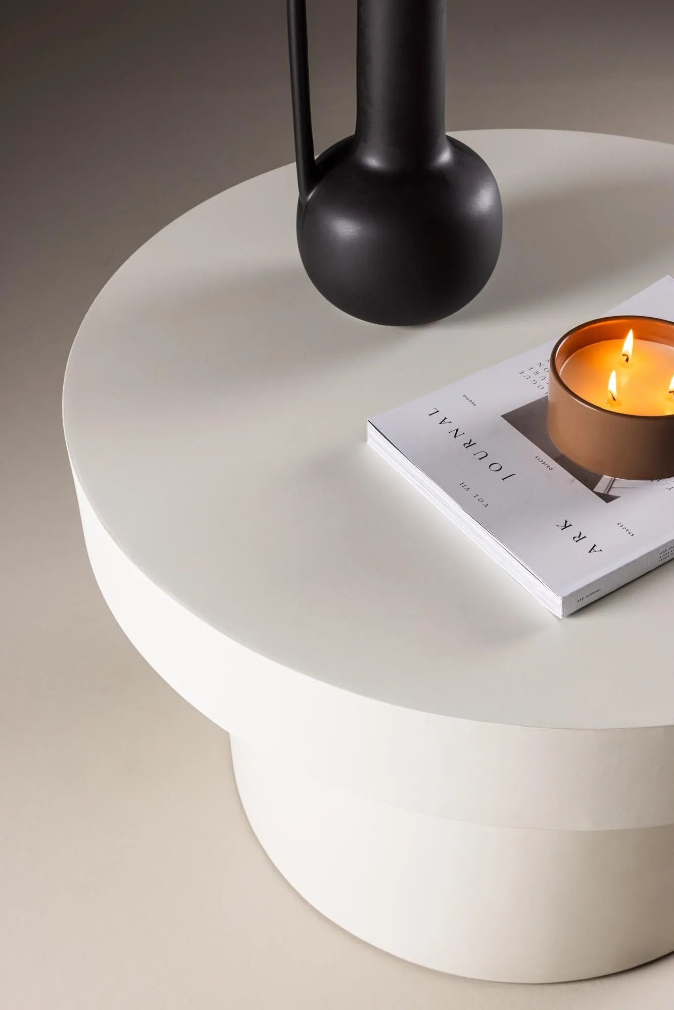 Stilvoller Malung Sofatisch von Venture Home in edlem Weiß.
