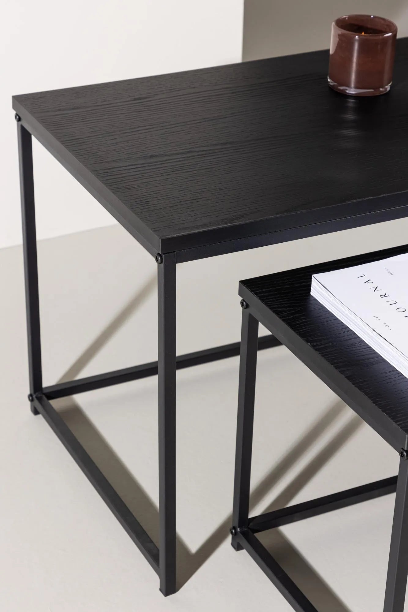 Eleganter Staal Sofatisch von Venture Home mit klarer Glasplatte.