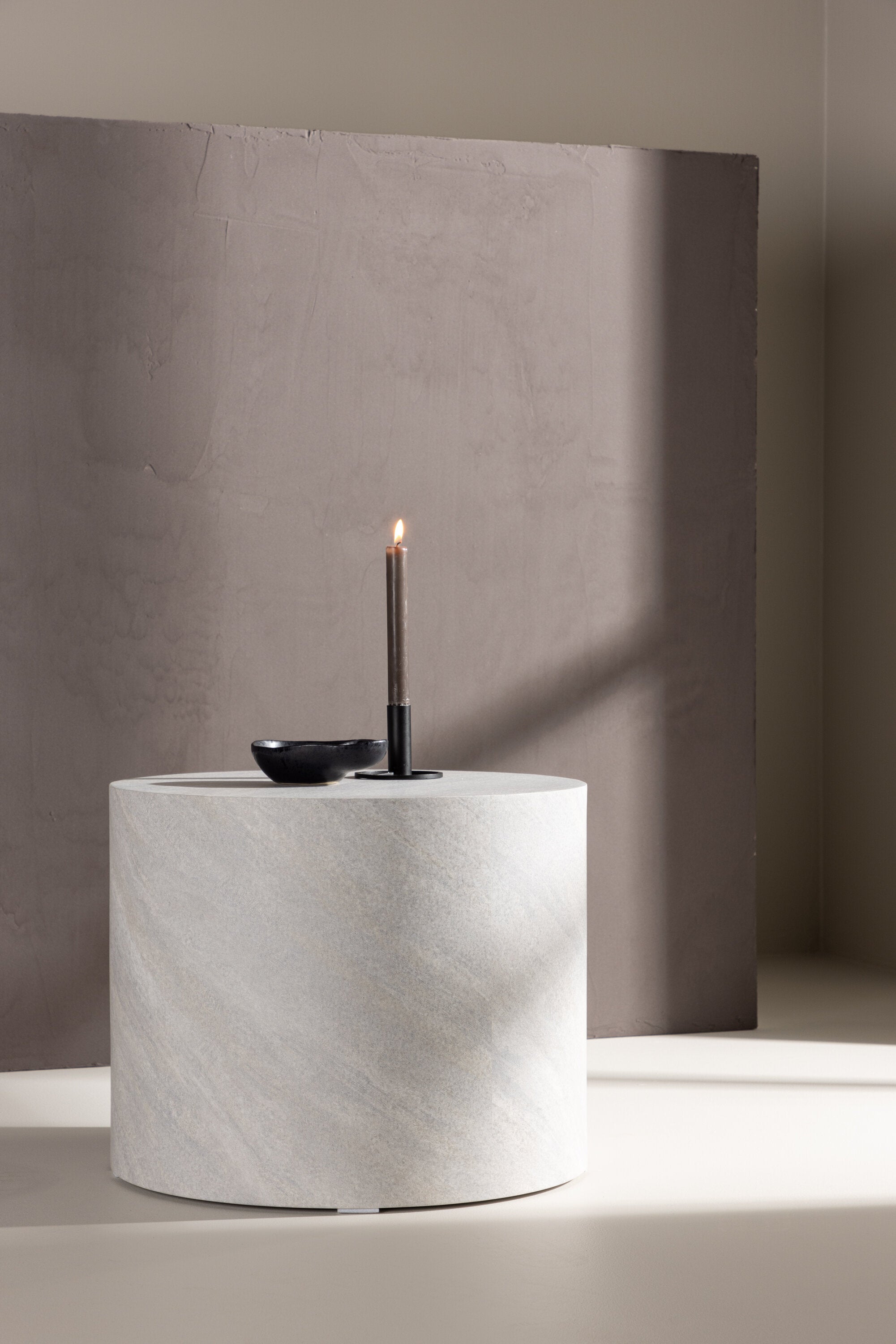York Sofatisch in Grau präsentiert im Onlineshop von KAQTU Design AG. Beistelltisch ist von Venture Home