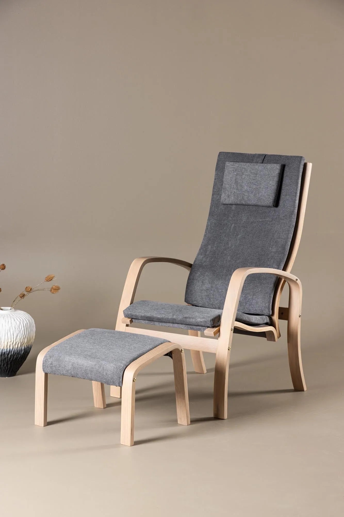 Der Grötö Lounge Stuhl von Venture Home bietet stilvollen Komfort mit modernem Design, ideal für entspannte Momente.