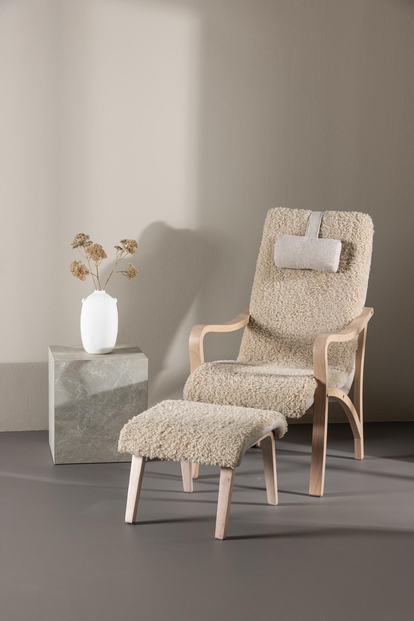 Moderner Fårö Lounge Stuhl von Venture Home, stilvoll und bequem, ideal für zeitgemäße Wohnräume.