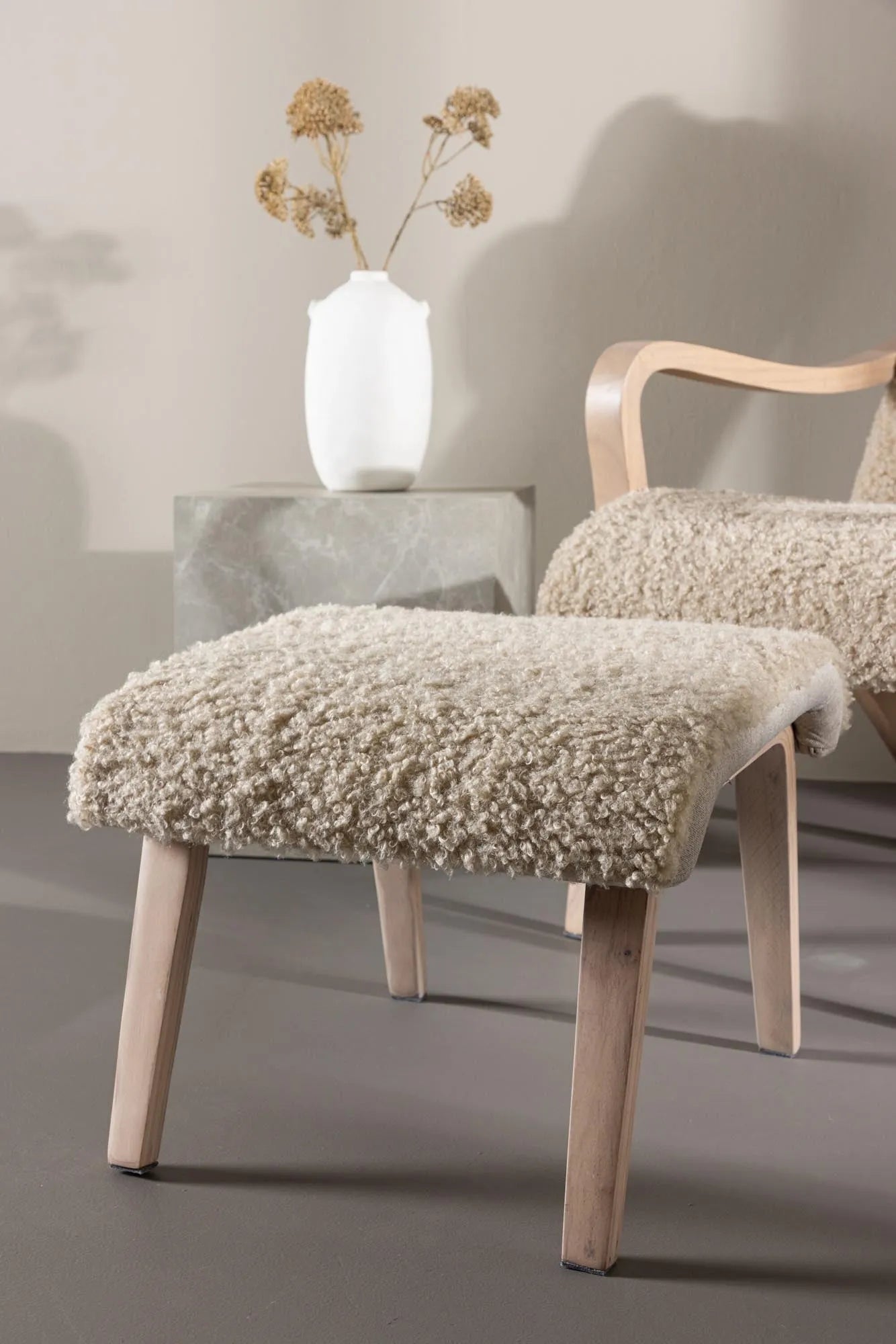 Fårö Lounge Stuhl: Stilvolle Entspannung mit skandinavischem Flair.