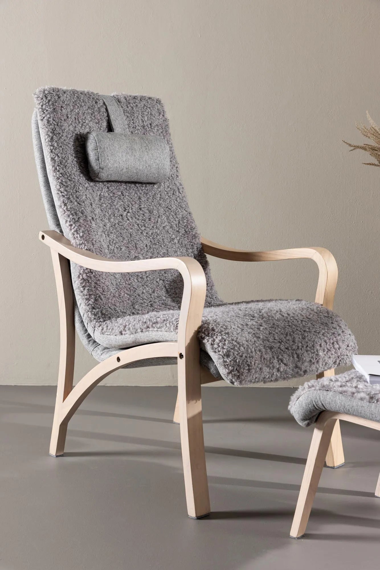 Fårö Lounge Stuhl: Zeitlose Eleganz mit weichen Kurven und luxuriösem Komfort.
