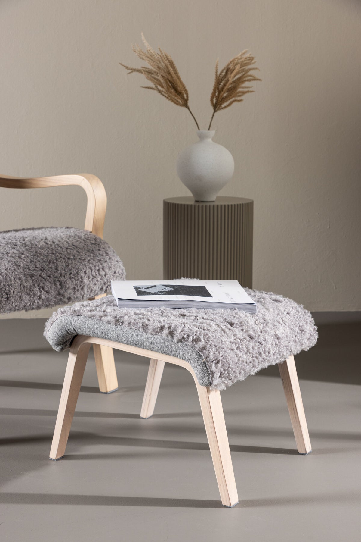 Fårö Lounge Stuhl in Hellgrau/ Weisswäsche präsentiert im Onlineshop von KAQTU Design AG. Sessel ist von Venture Home