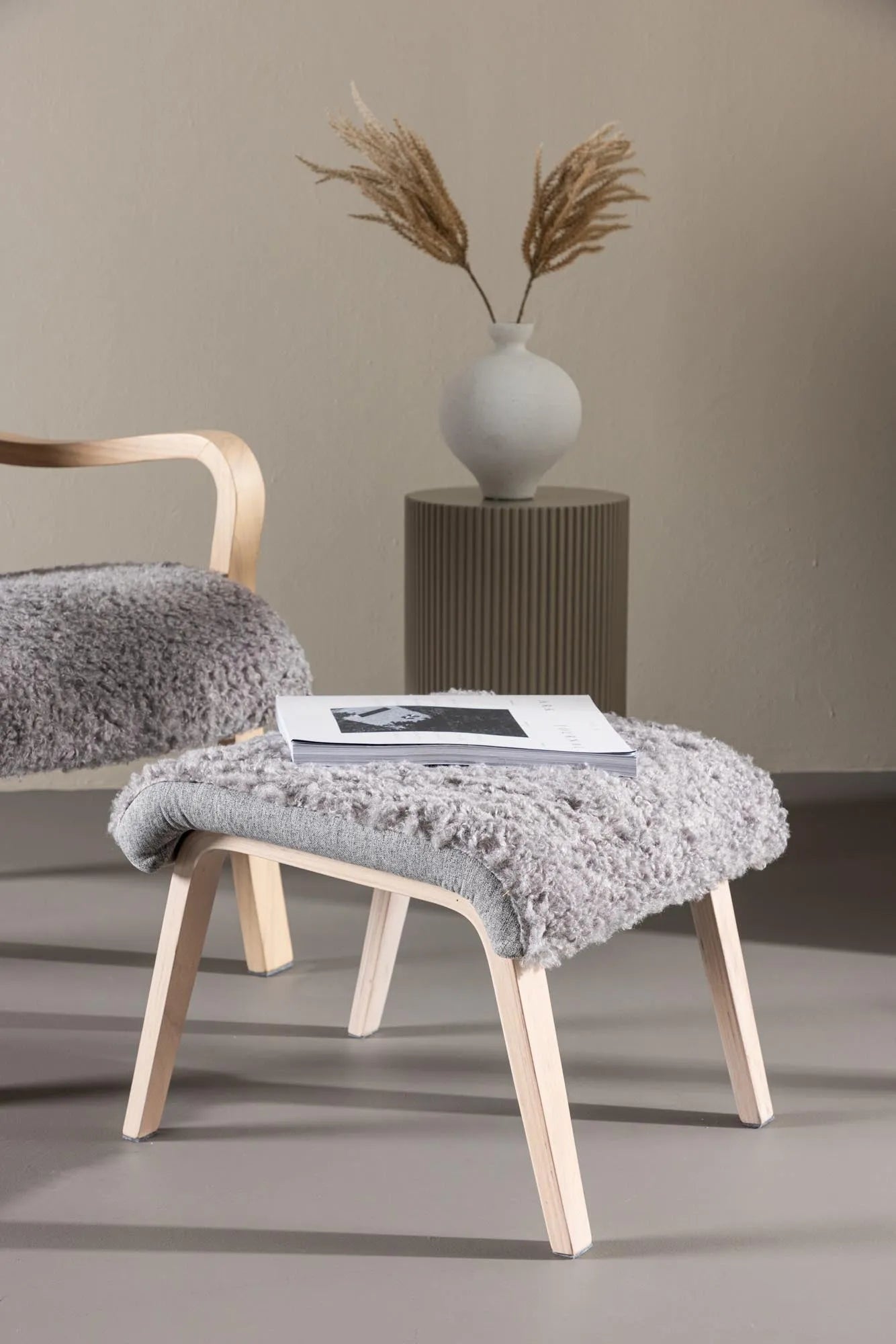 Fårö Lounge Stuhl: Skandinavisches Design trifft auf Gemütlichkeit.