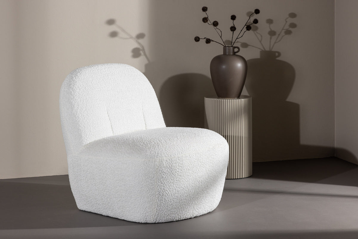 Mahla Loungestuhl in Weiss präsentiert im Onlineshop von KAQTU Design AG. Sessel ist von Venture Home