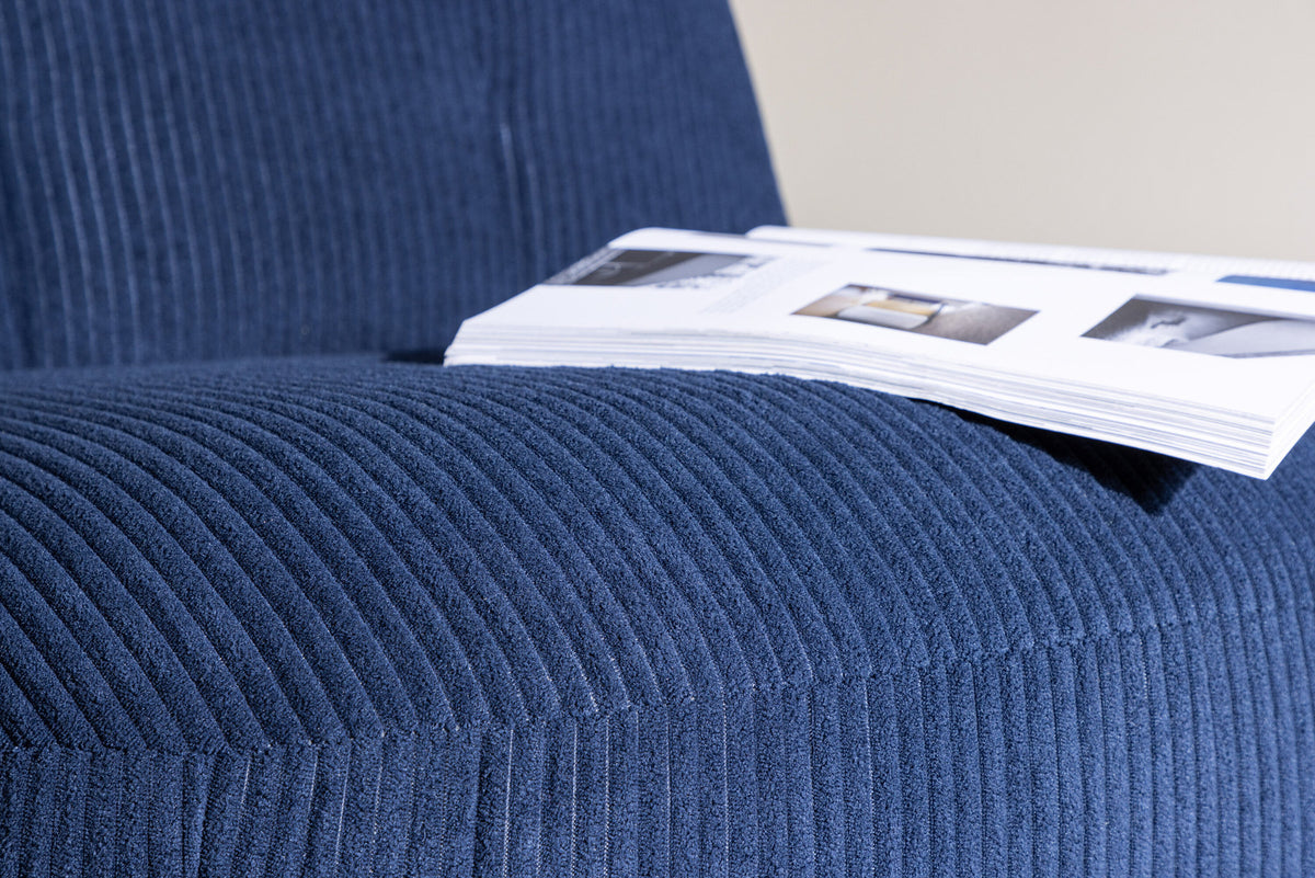 Mahla Loungestuhl in Navy präsentiert im Onlineshop von KAQTU Design AG. Sessel ist von Venture Home