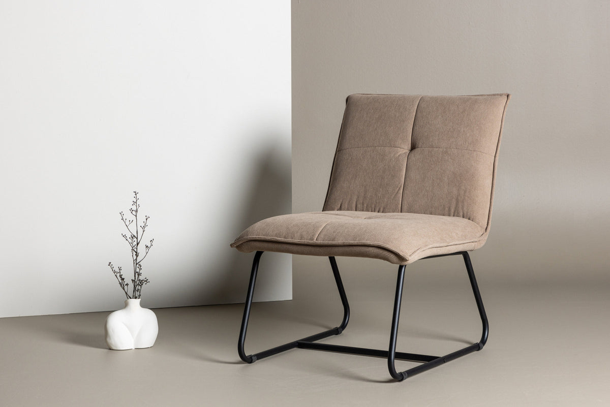 Madison Loungestuhl in Braun präsentiert im Onlineshop von KAQTU Design AG. Sessel ist von Venture Home