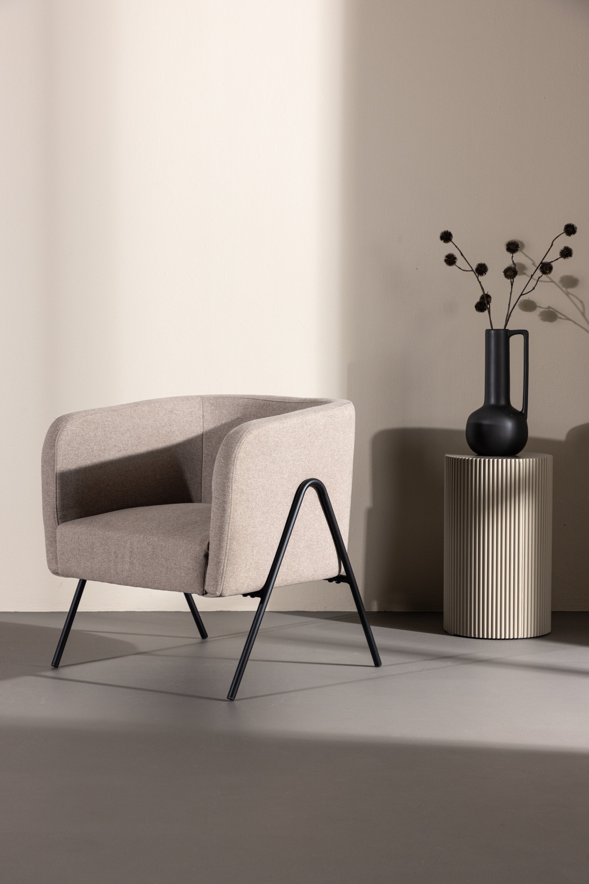 Rika Sessel in Beige präsentiert im Onlineshop von KAQTU Design AG. Sessel mit Armlehnen ist von Venture Home