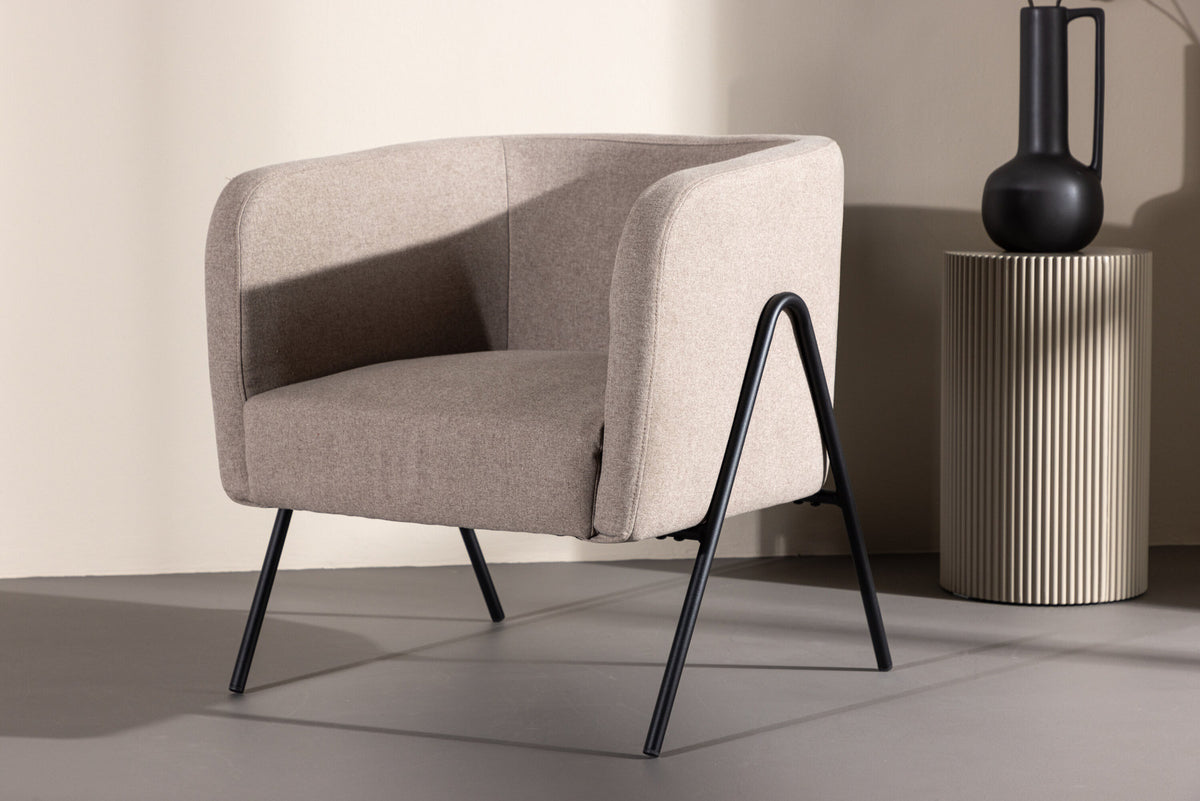 Rika Sessel in Beige präsentiert im Onlineshop von KAQTU Design AG. Sessel mit Armlehnen ist von Venture Home