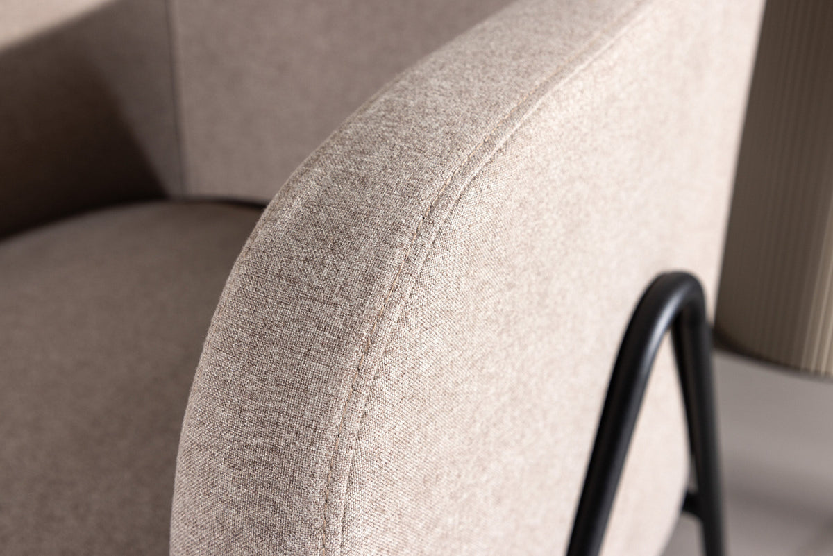Rika Sessel in Beige präsentiert im Onlineshop von KAQTU Design AG. Sessel mit Armlehnen ist von Venture Home