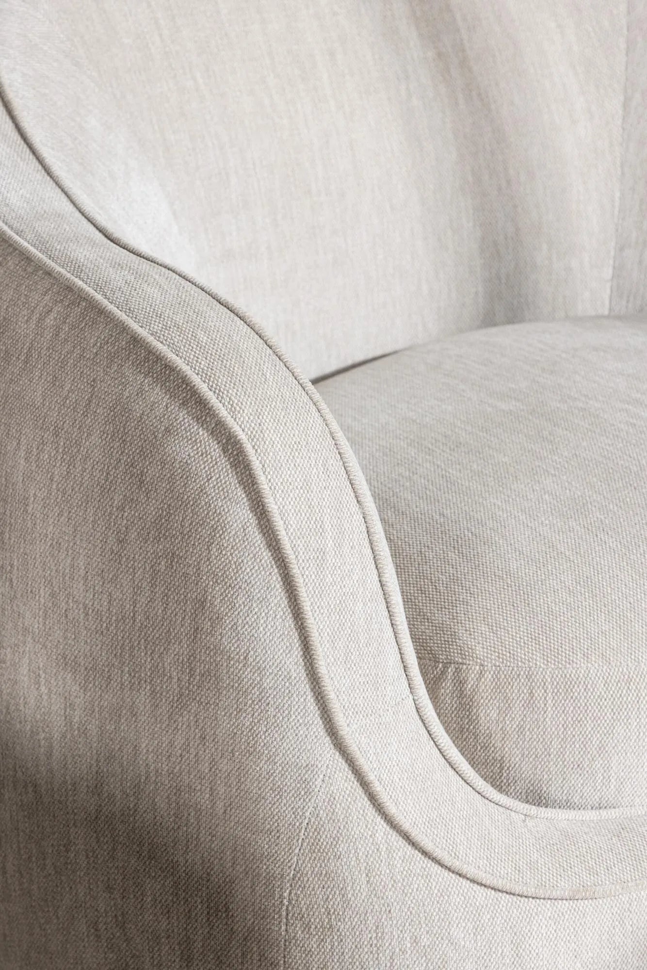 Elio Sessel: Eleganz trifft Komfort mit weicher Polsterung und stabiler MDF-Struktur.