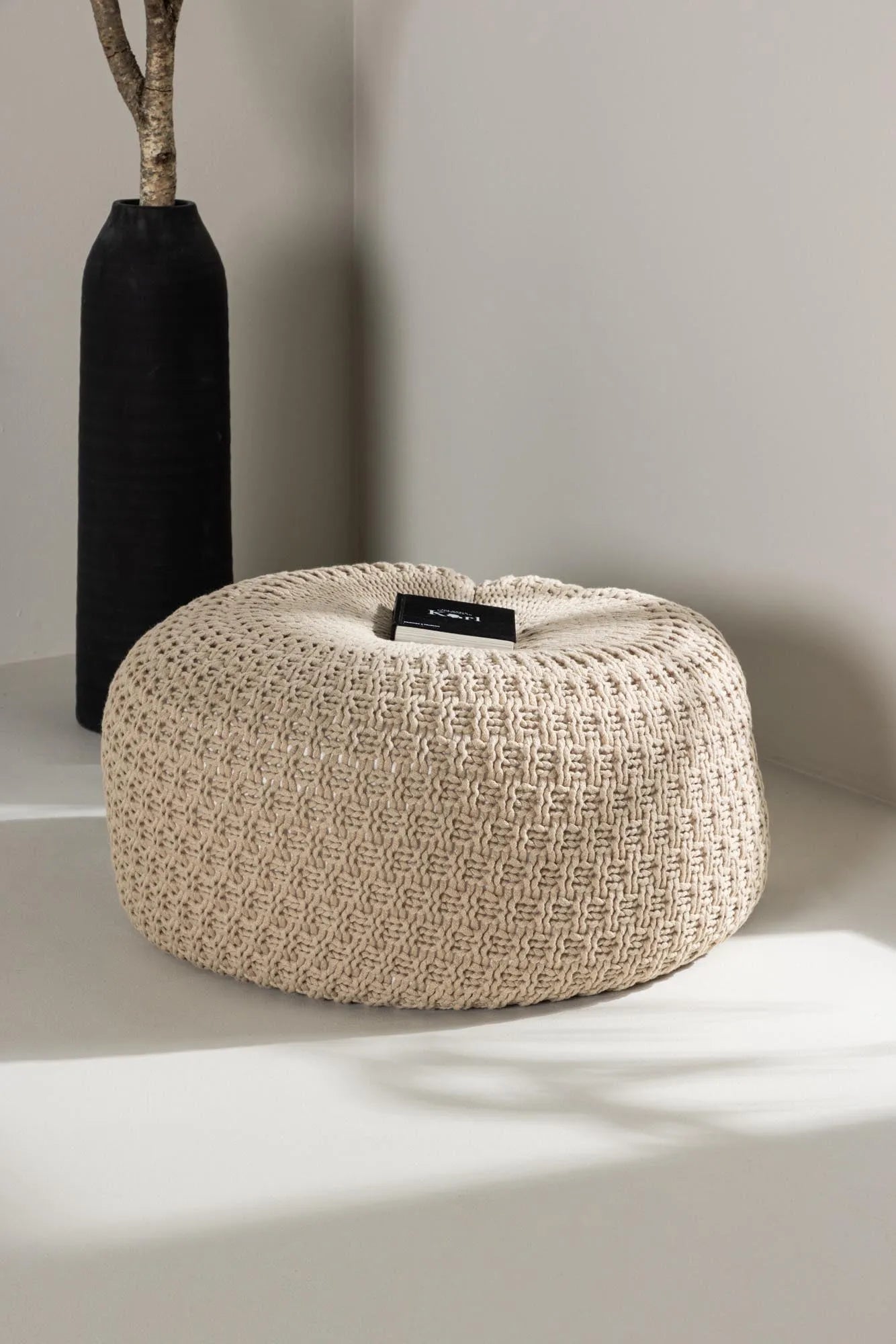 Sam Pouf von Venture Home: Beiger Komfort für stilvolle Räume.