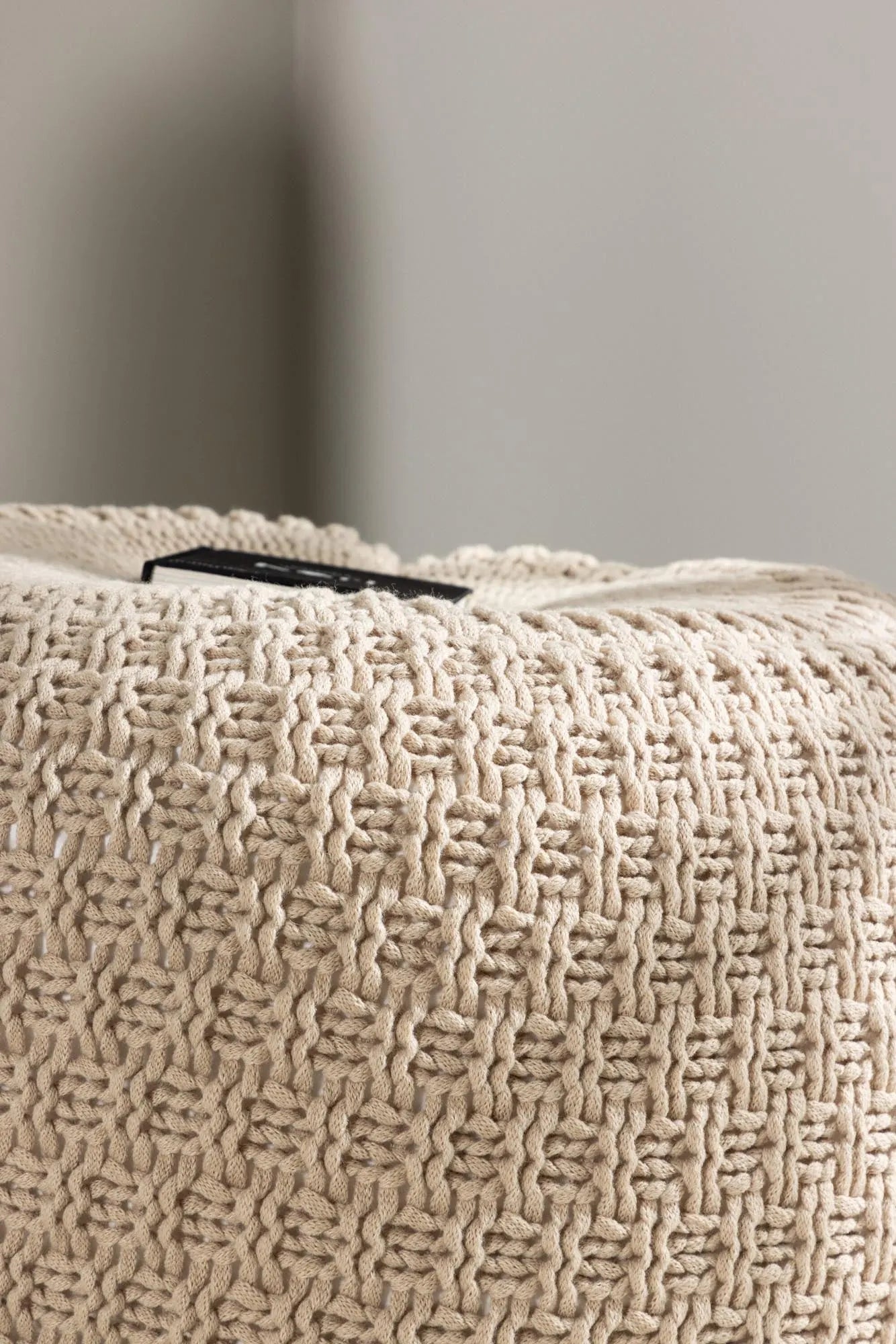 Eleganter Sam Pouf von Venture Home: Beiges Design für moderne Räume.