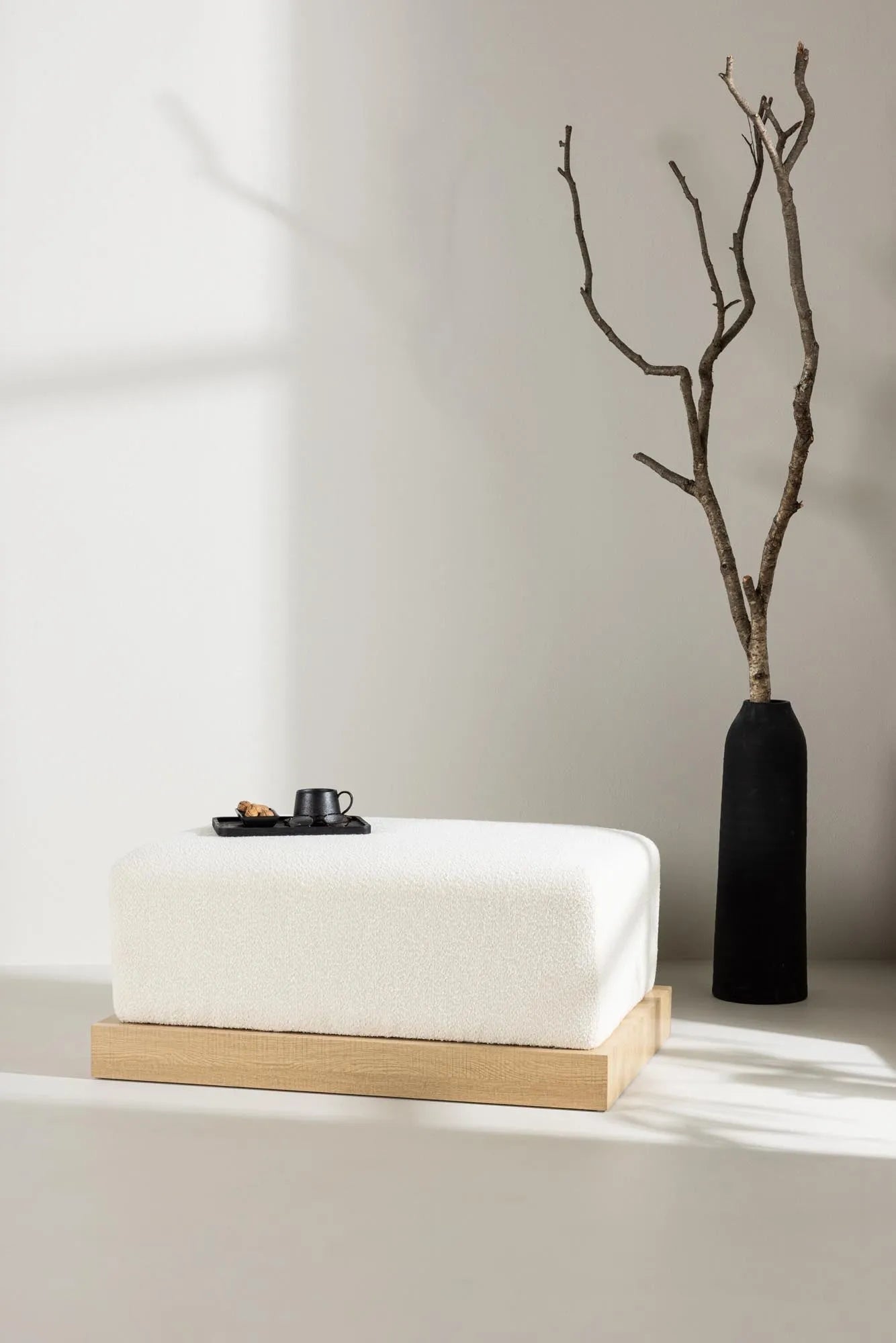 Eleganter Ivy Ottoman von Venture Home, ideal für stilvolle Räume.