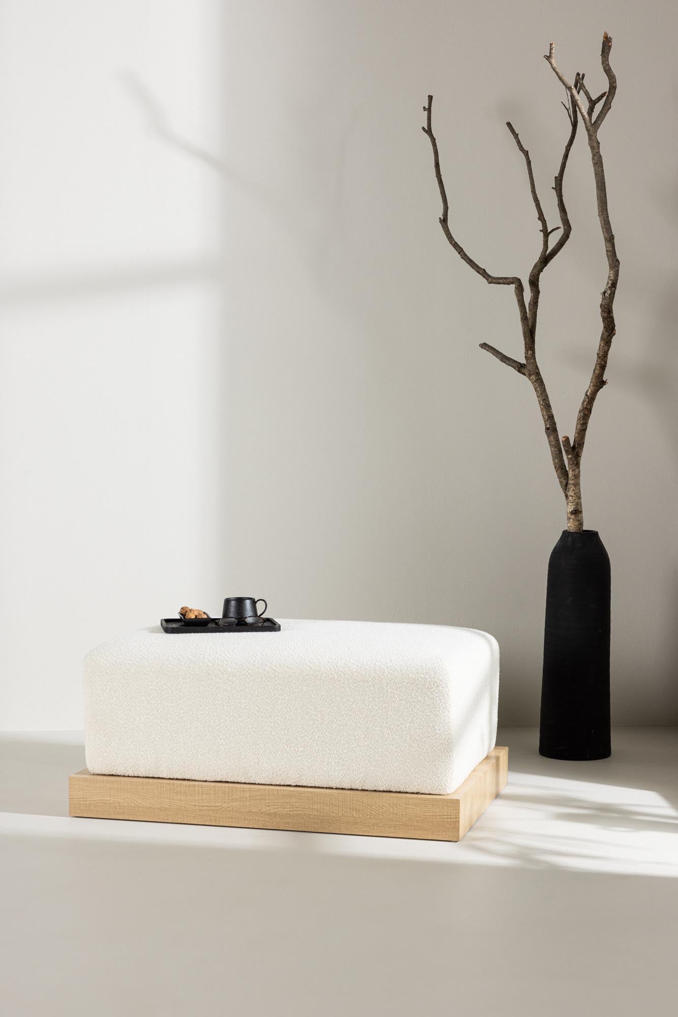 Eleganter Ivy Ottoman von Venture Home, ideal für stilvolle Räume.