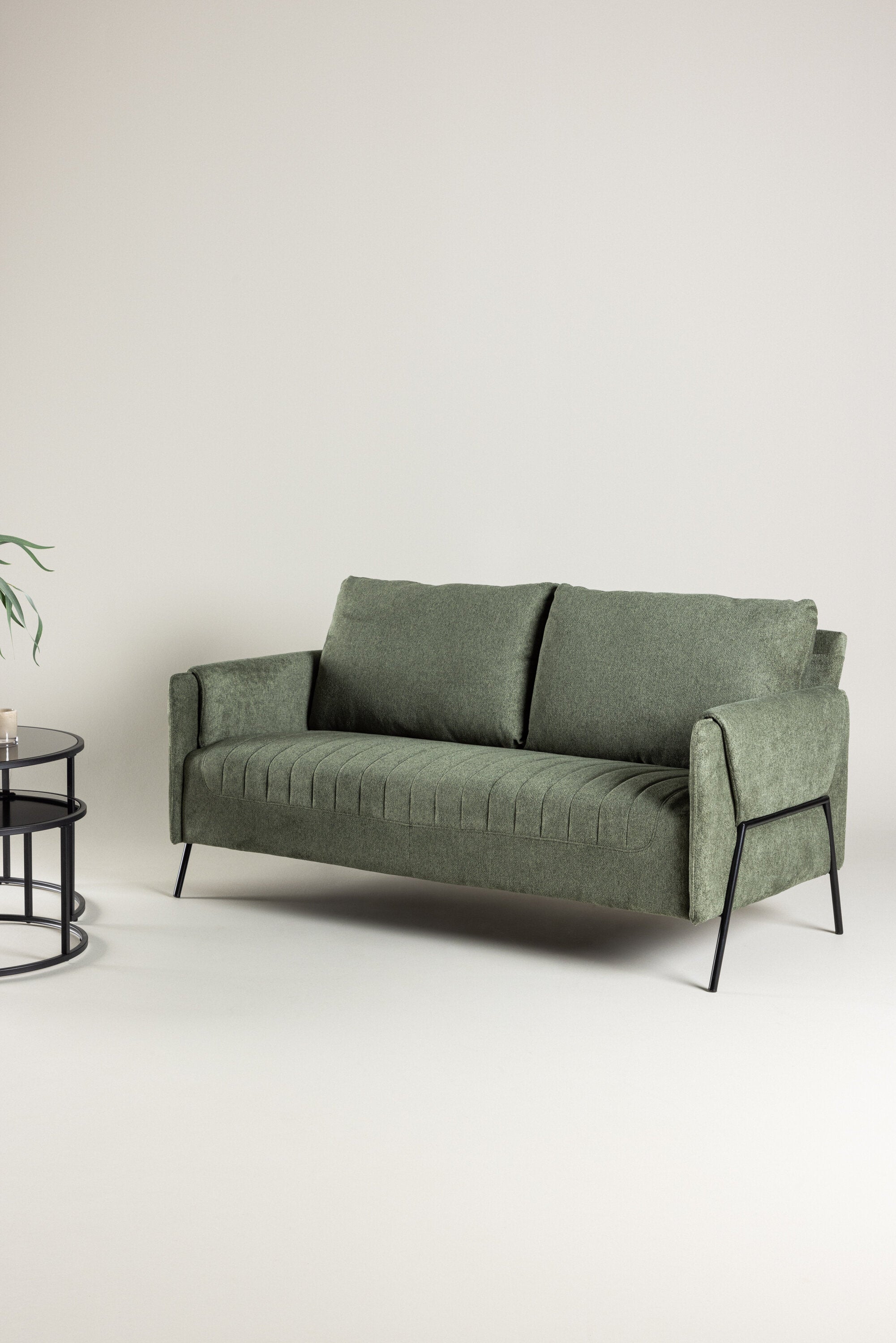 Indigo 2-Seat Sofa in Schwarz Grün präsentiert im Onlineshop von KAQTU Design AG. 2er Sofa ist von Venture Home