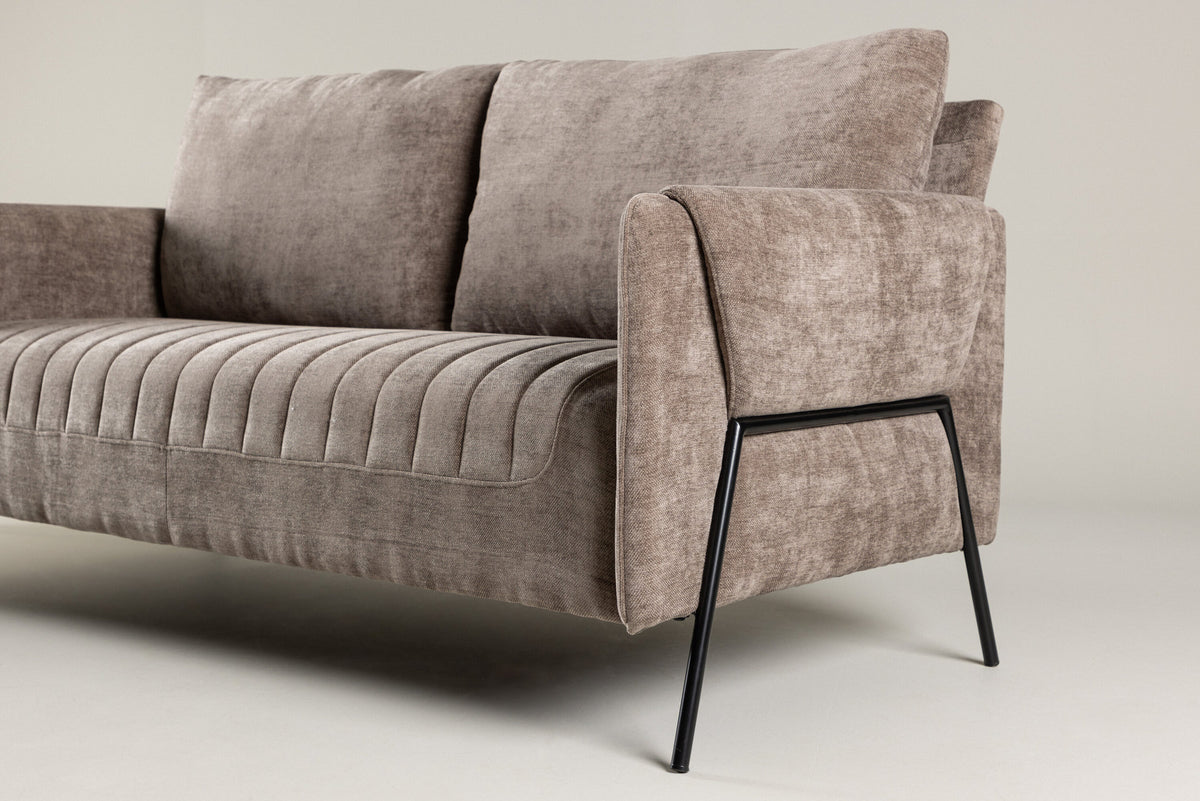 Indigo 2-Seat Sofa in Beige/Schwarz präsentiert im Onlineshop von KAQTU Design AG. 2er Sofa ist von Venture Home