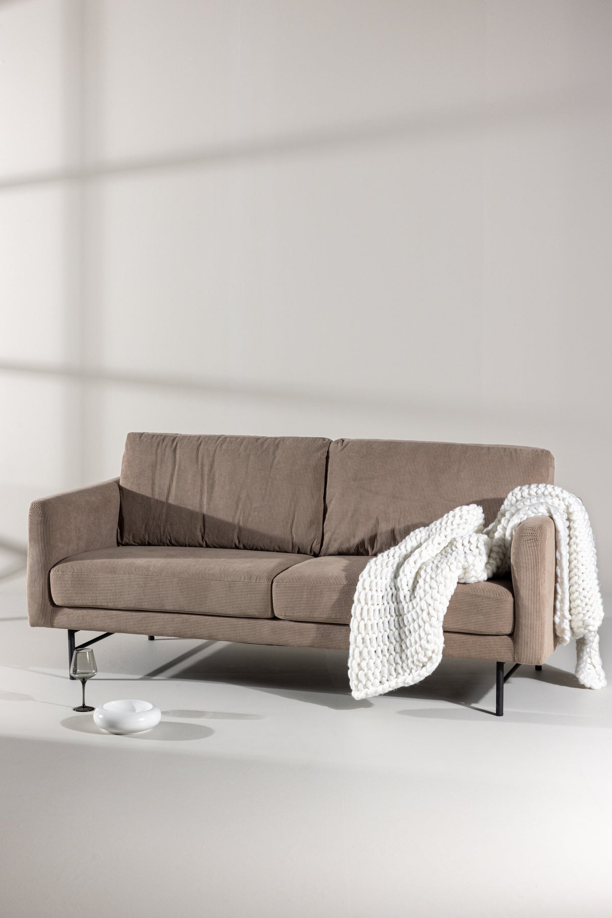 Sky 3-Seat Sofa in Braun präsentiert im Onlineshop von KAQTU Design AG. 3er Sofa ist von Venture Home
