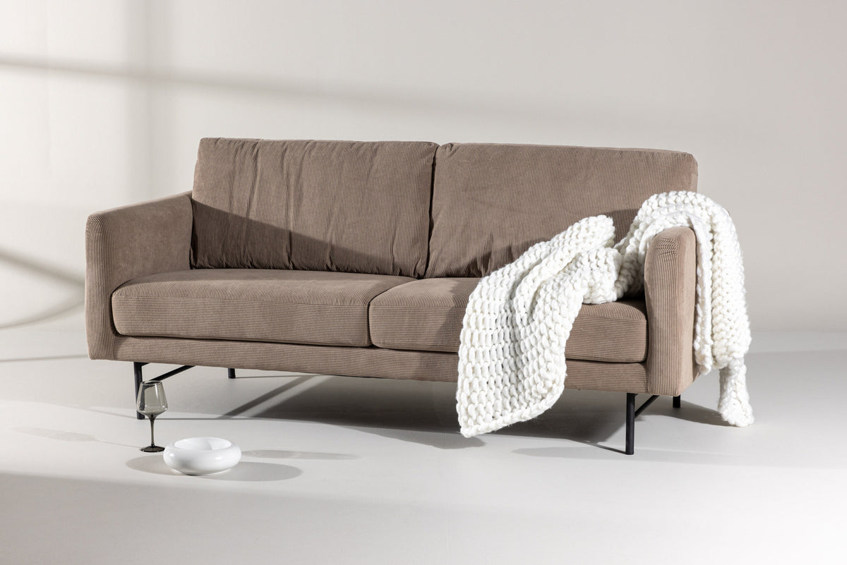 Sky 3-Seat Sofa in Braun präsentiert im Onlineshop von KAQTU Design AG. 3er Sofa ist von Venture Home