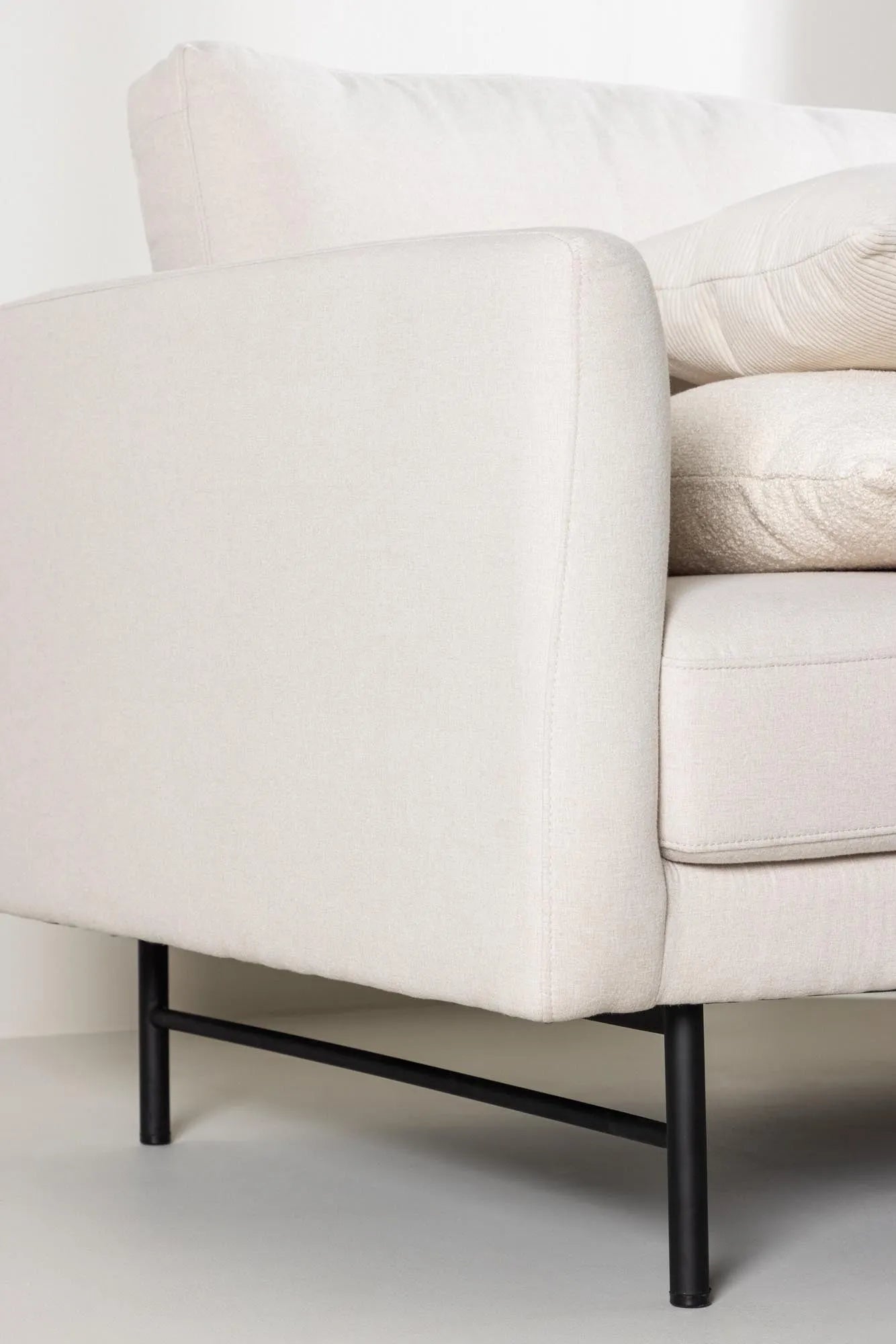 Luxuriöses Sky 3-Sitzer Sofa von Venture Home für stilvolle Räume.