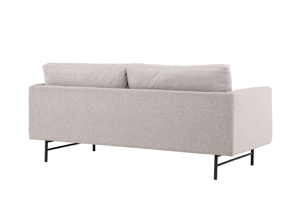 Braunes 3er Sofa Sky von Venture Home mit schwarzen Stahlbeinen, Polsterung aus Polyester und Schaumstoff, inklusive Kissen.