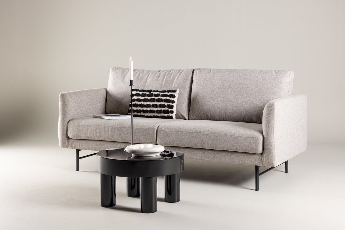 Braunes 3er Sofa Sky von Venture Home mit schwarzen Stahlbeinen, Polsterung aus Polyester und Schaumstoff, inklusive Kissen.