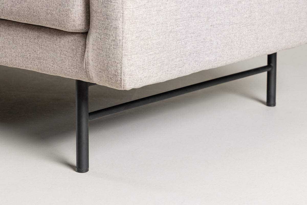 Braunes 3er Sofa Sky von Venture Home mit schwarzen Stahlbeinen, Polsterung aus Polyester und Schaumstoff, inklusive Kissen.