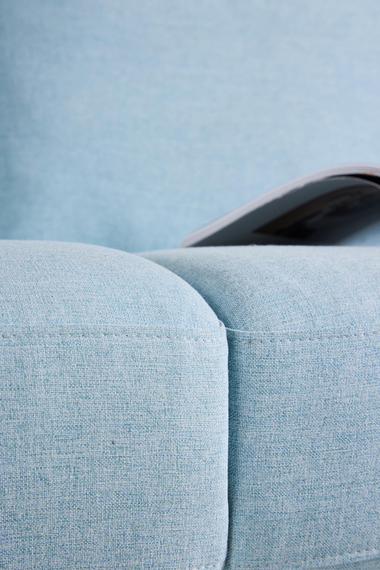 Das Sky 3-Sitzer Sofa von Venture Home bietet modernes Design und hohen Komfort, ideal für stilvolle Wohnräume.