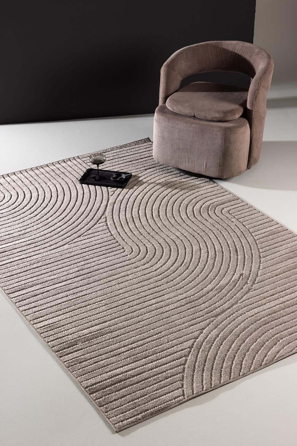 Vince Teppich in Braun präsentiert im Onlineshop von KAQTU Design AG. Teppich ist von Venture Home