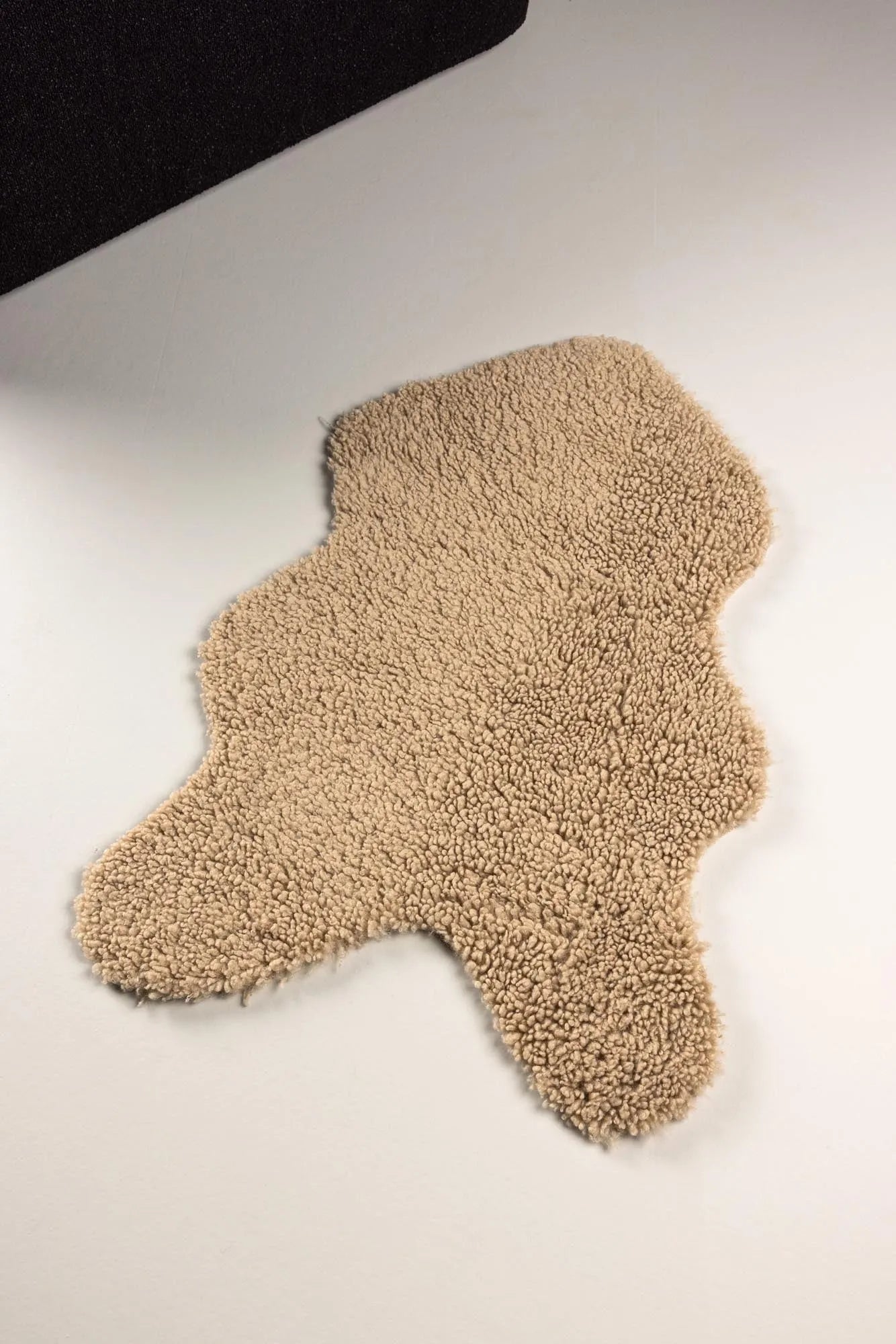 Katy Throw: Elegante Kuscheldecke von Venture Home, 90x60 cm.