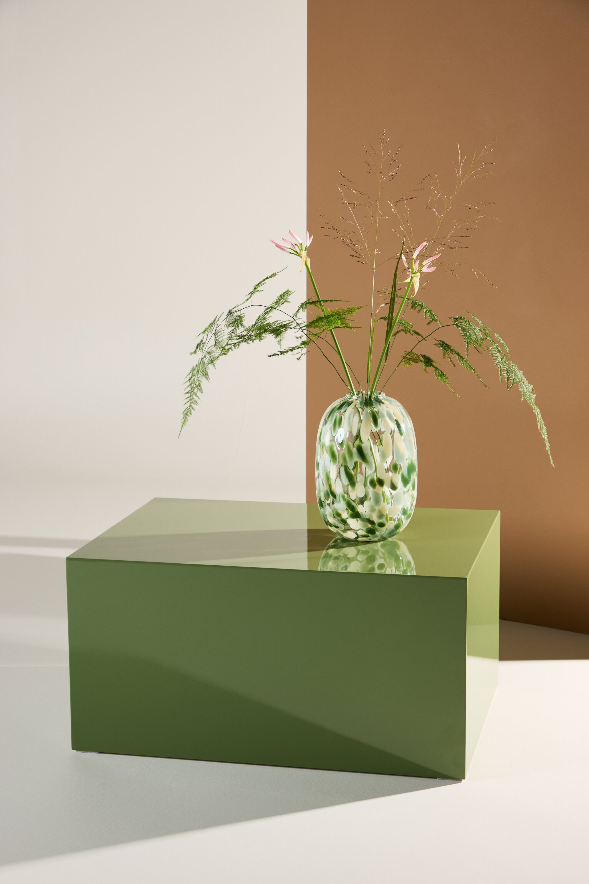 York Sofatisch in Dunkelgrün präsentiert im Onlineshop von KAQTU Design AG. Beistelltisch ist von Venture Home