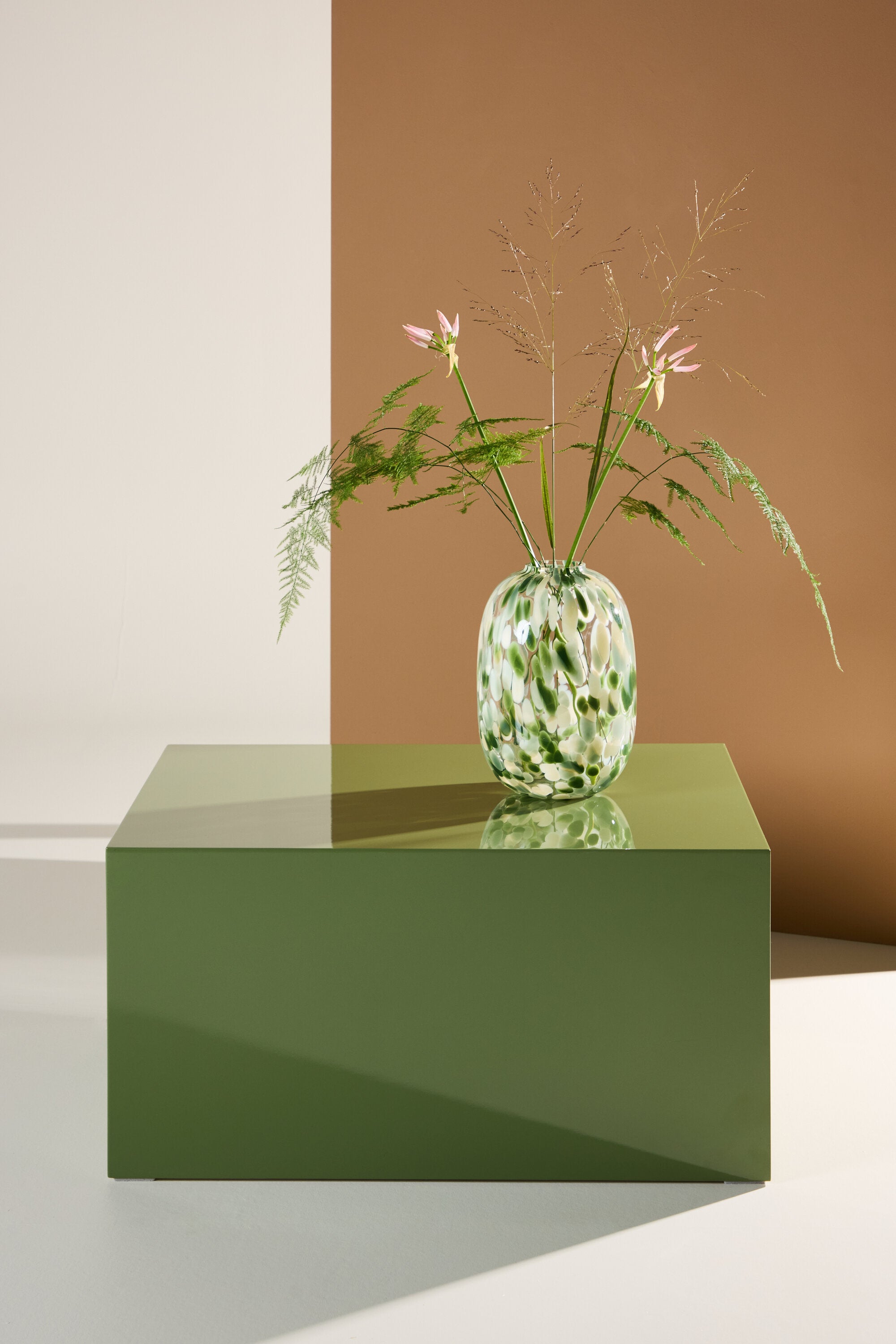 York Sofatisch in Dunkelgrün präsentiert im Onlineshop von KAQTU Design AG. Beistelltisch ist von Venture Home
