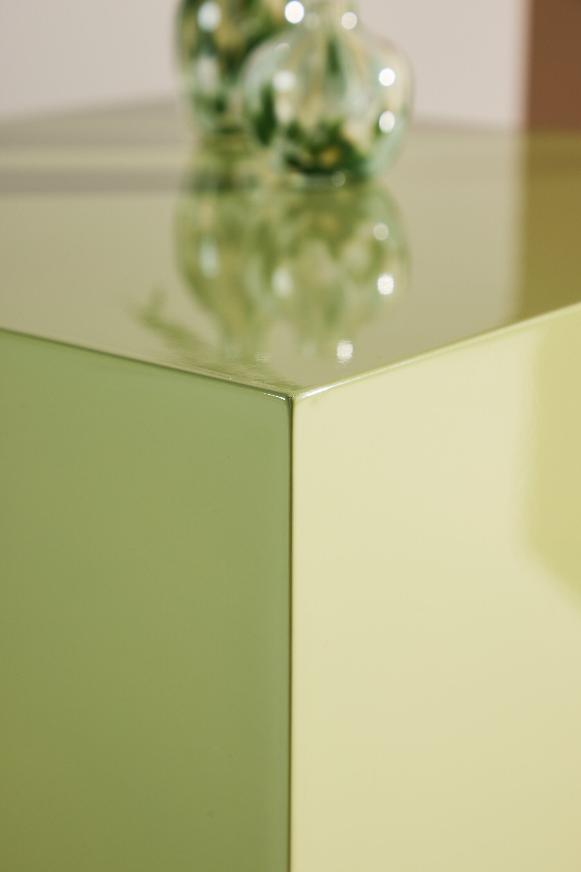 York Sofatisch in Hellgrün präsentiert im Onlineshop von KAQTU Design AG. Beistelltisch ist von Venture Home