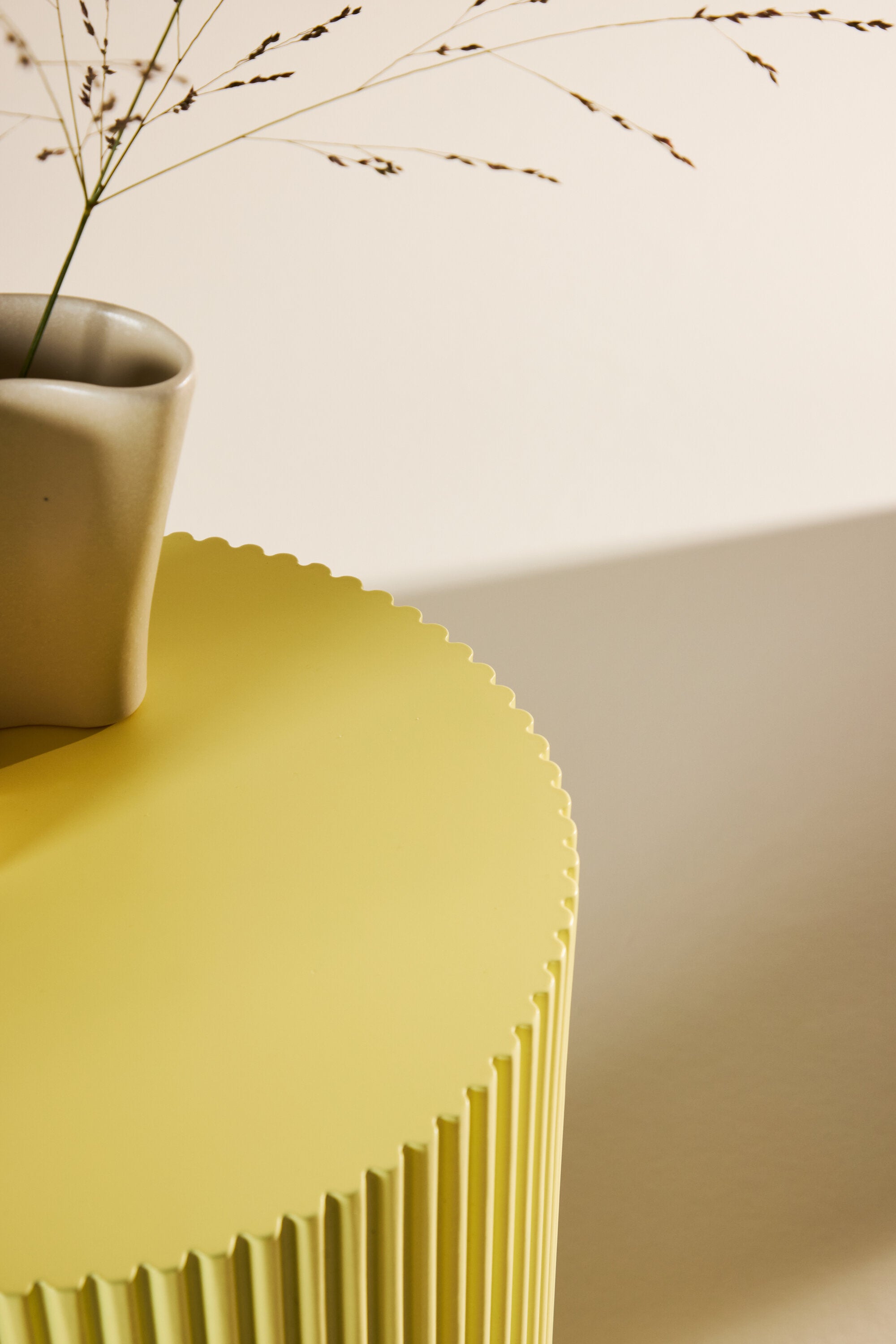 Lenox Beistelltisch in Gelb präsentiert im Onlineshop von KAQTU Design AG. Beistelltisch ist von Venture Home