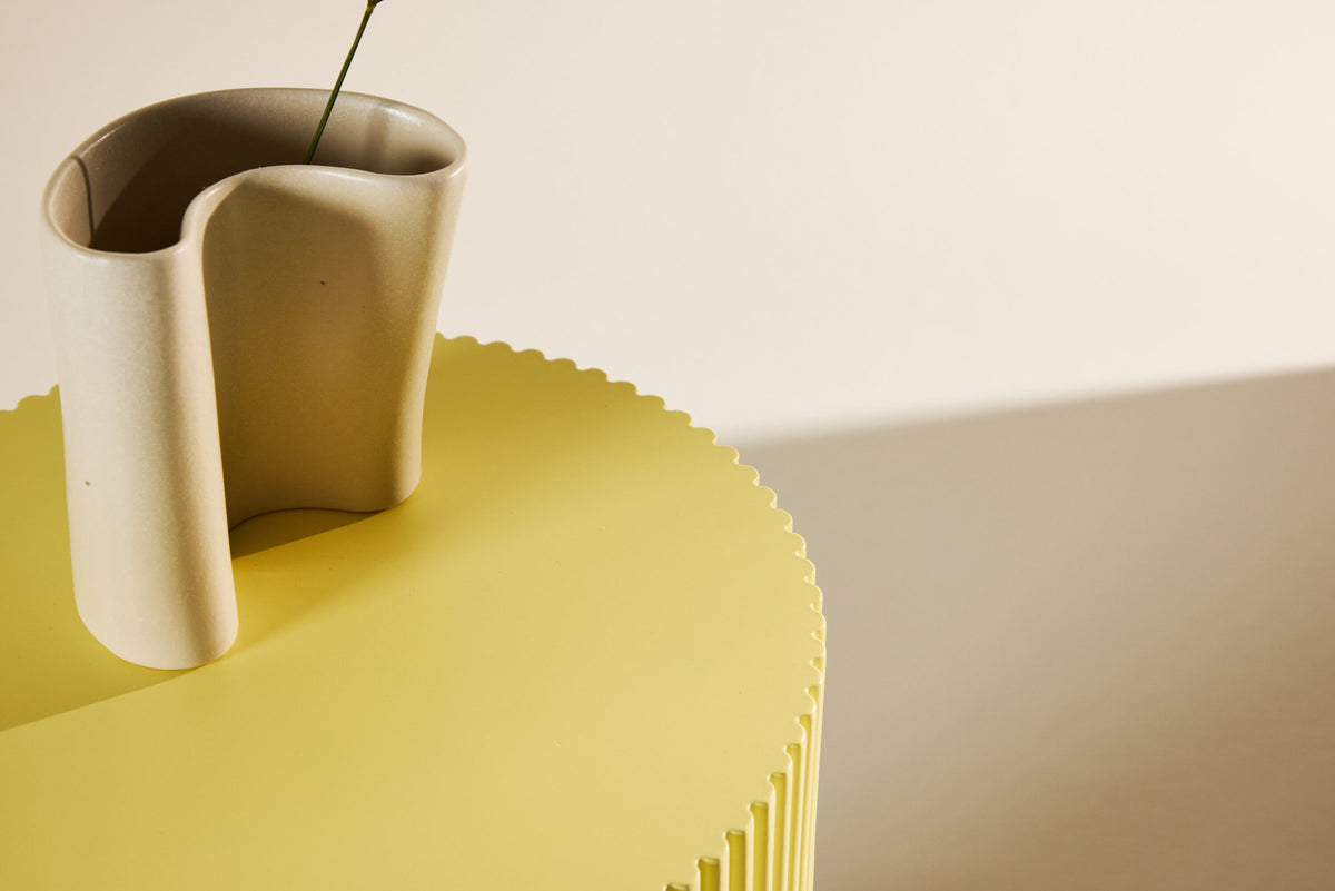 Lenox Beistelltisch in Gelb präsentiert im Onlineshop von KAQTU Design AG. Beistelltisch ist von Venture Home