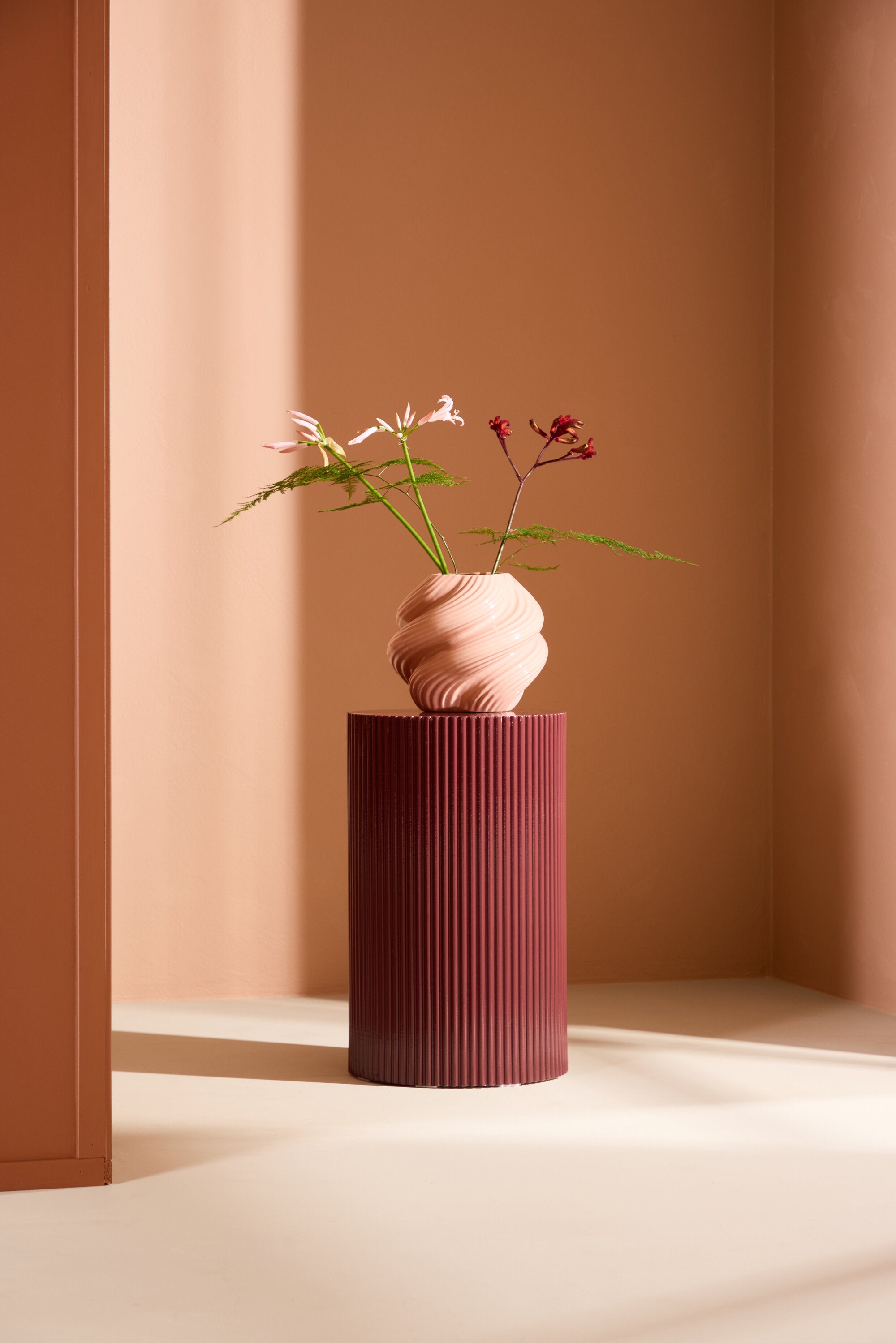 Lenox Beistelltisch in Burgund präsentiert im Onlineshop von KAQTU Design AG. Beistelltisch ist von Venture Home