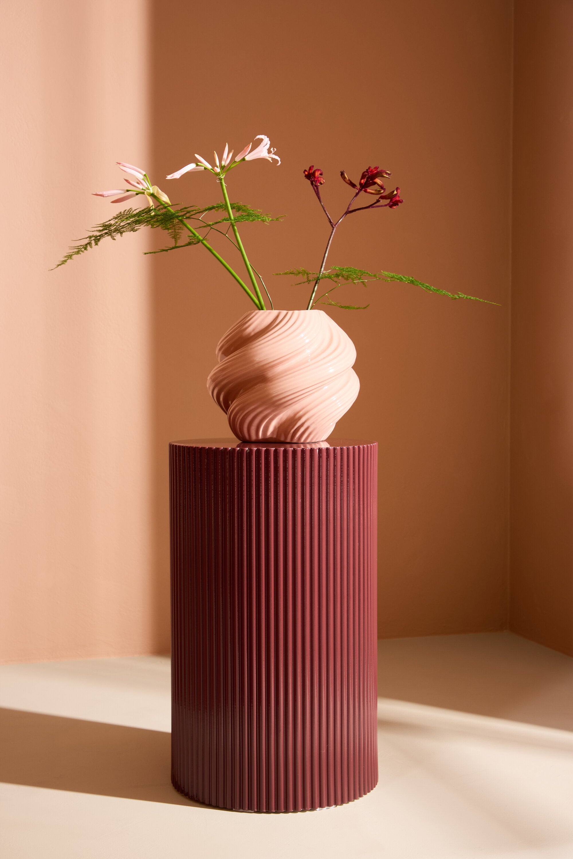 Lenox Beistelltisch in Burgund präsentiert im Onlineshop von KAQTU Design AG. Beistelltisch ist von Venture Home