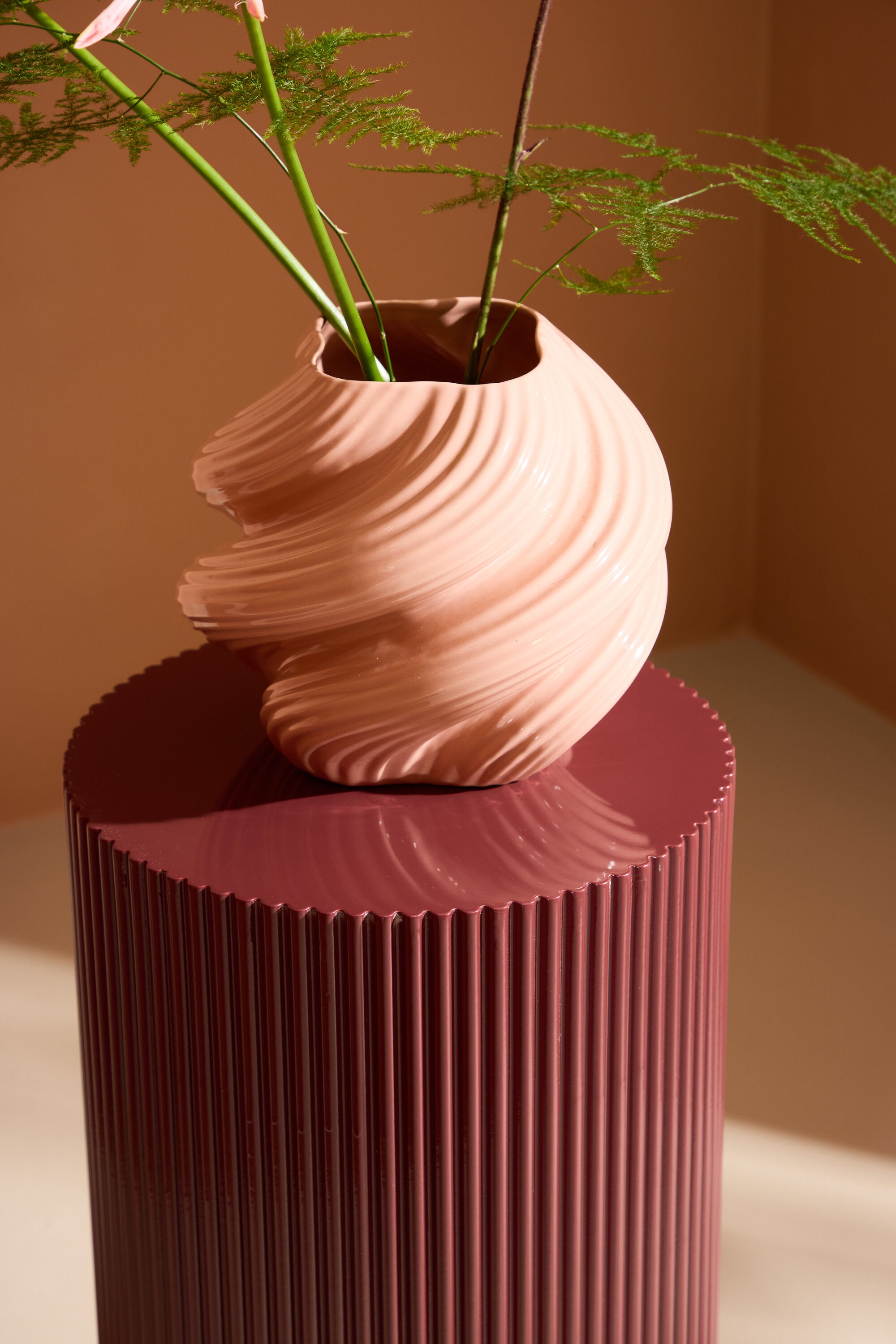 Lenox Beistelltisch in Burgund präsentiert im Onlineshop von KAQTU Design AG. Beistelltisch ist von Venture Home