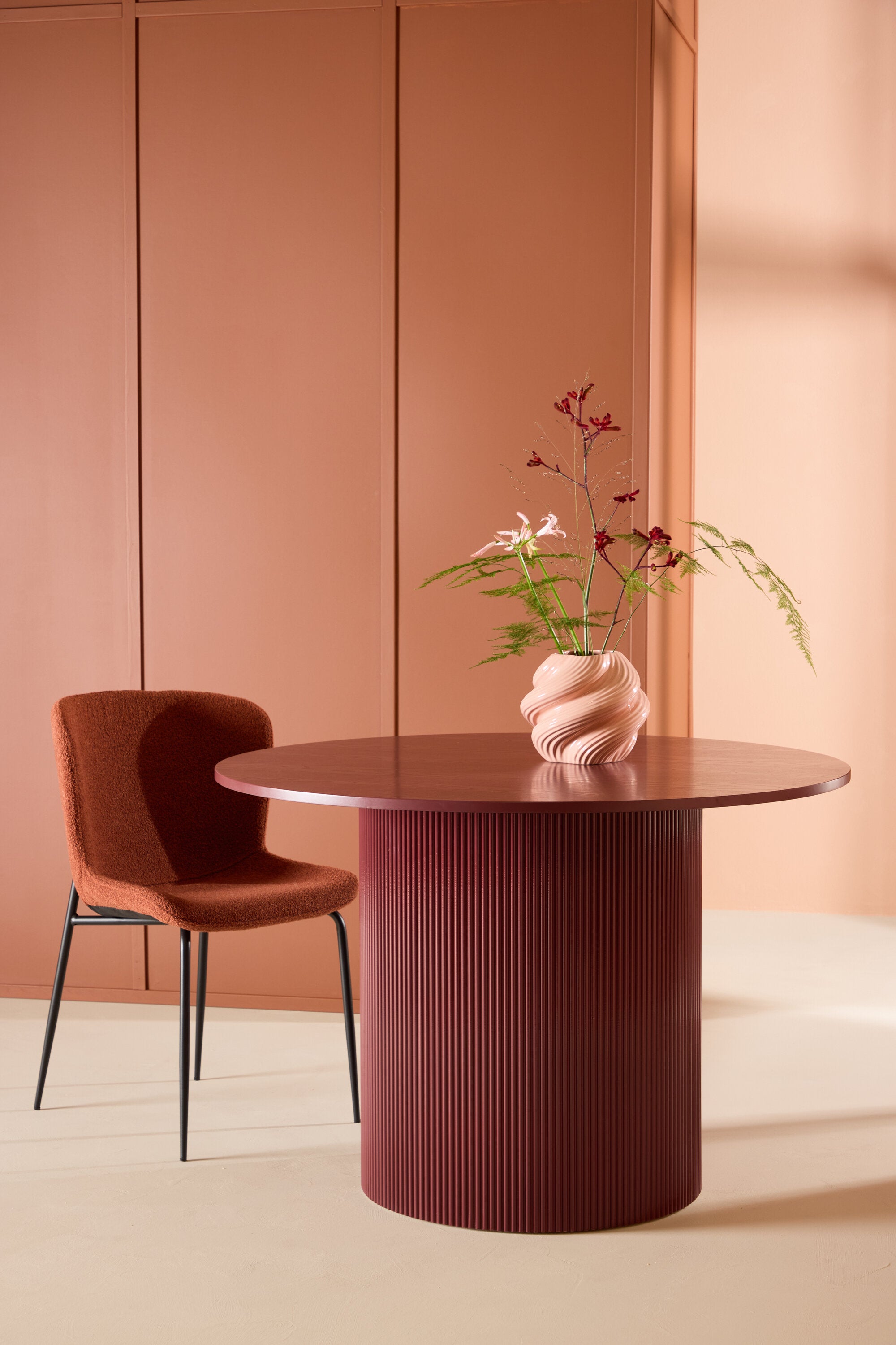 Lenox Esstisch in Burgund präsentiert im Onlineshop von KAQTU Design AG. Esstisch ist von Venture Home