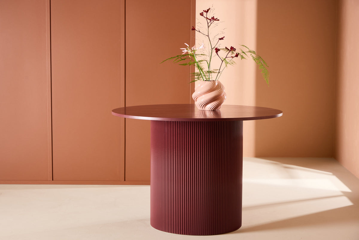 Lenox Esstisch in Burgund präsentiert im Onlineshop von KAQTU Design AG. Esstisch ist von Venture Home