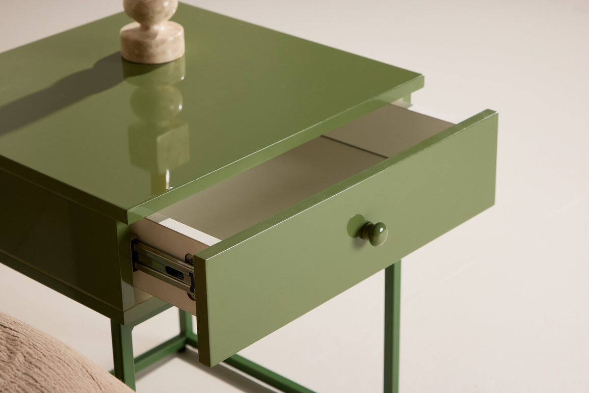 Bakal Nachttisch in Grün präsentiert im Onlineshop von KAQTU Design AG. Beistelltisch ist von Venture Home