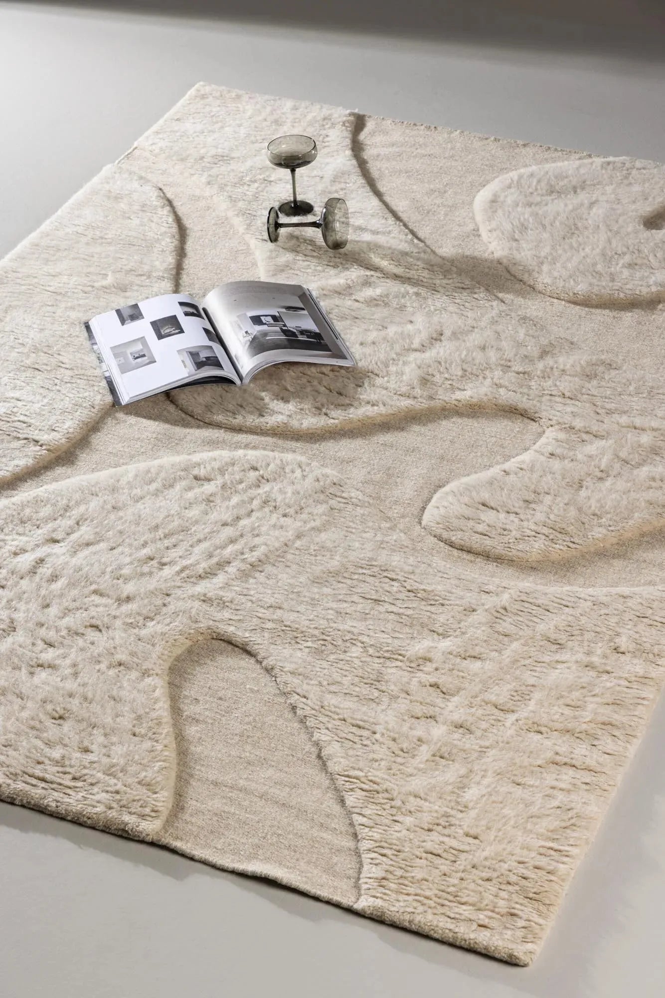 Boone Teppich: Elegante Beige-Töne für moderne Wohnkultur.