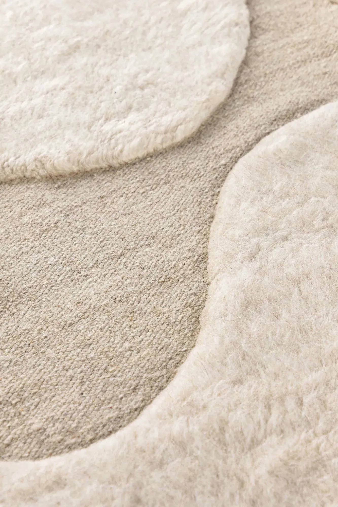 Boone Teppich: Elegante Beige-Töne für moderne Wohnräume.