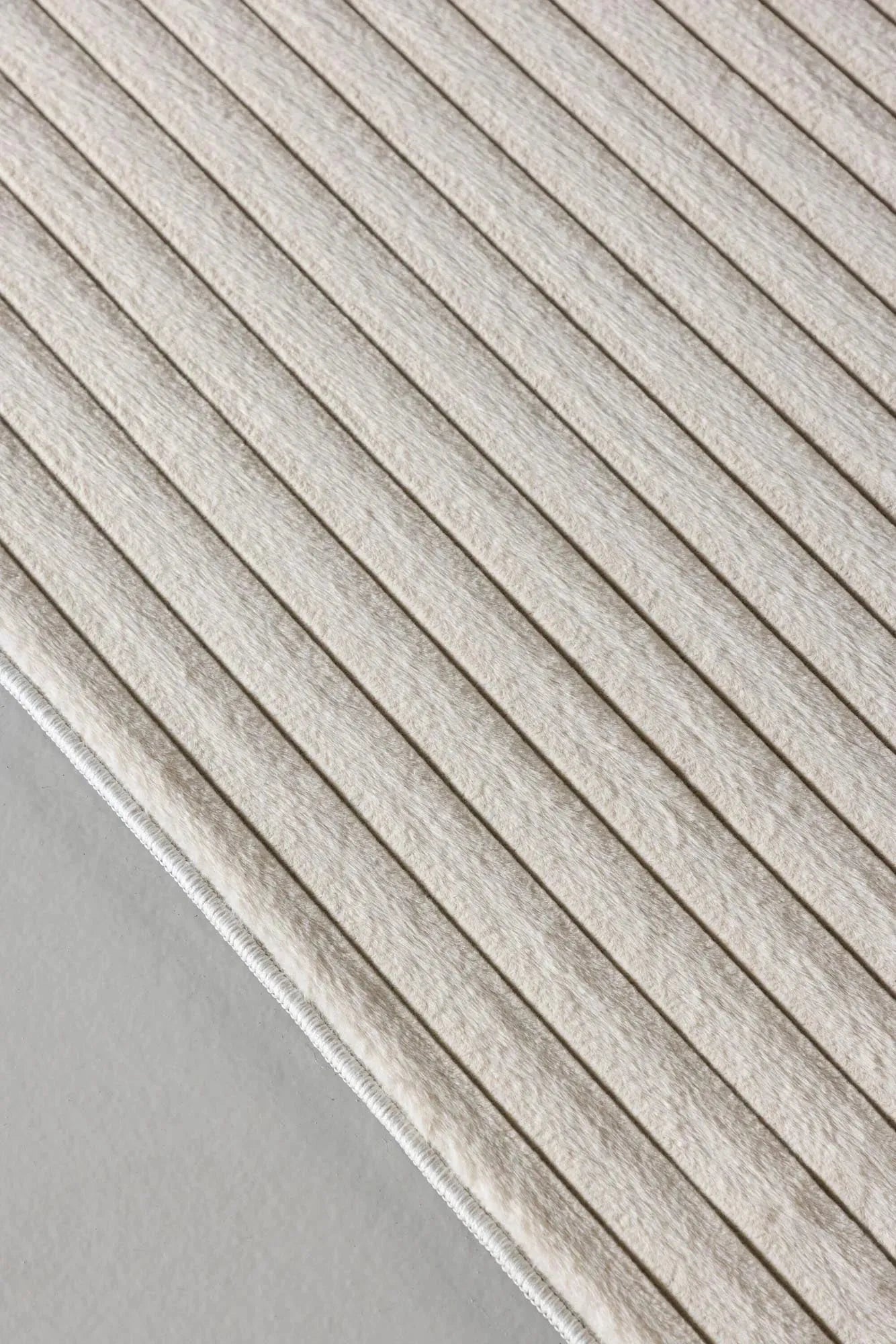 Eleganter Miller Teppich von Venture Home für moderne Wohnräume.