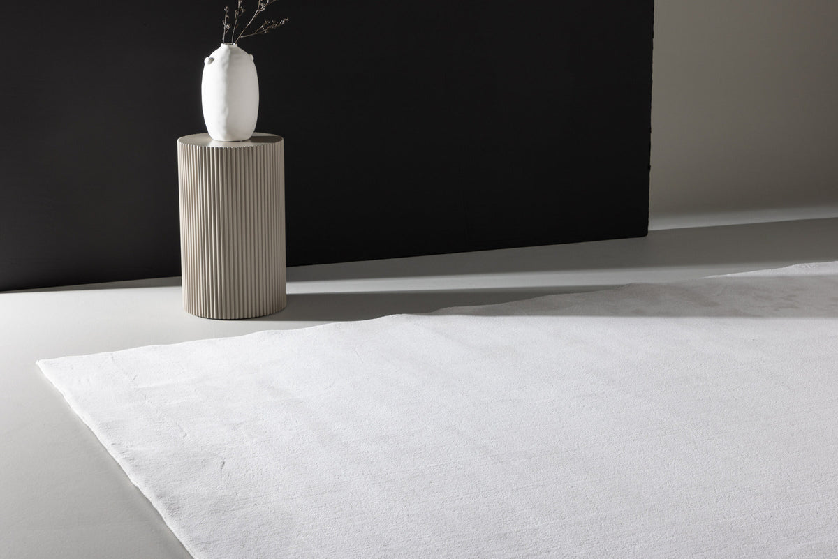 Nixie Teppich in Weiss präsentiert im Onlineshop von KAQTU Design AG. Teppich ist von Venture Home