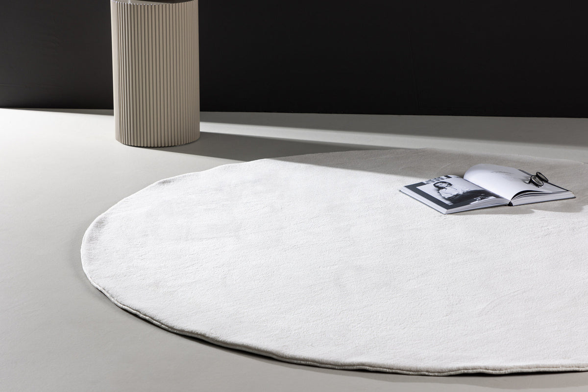 Nixie Teppich in Weiss präsentiert im Onlineshop von KAQTU Design AG. Teppich ist von Venture Home