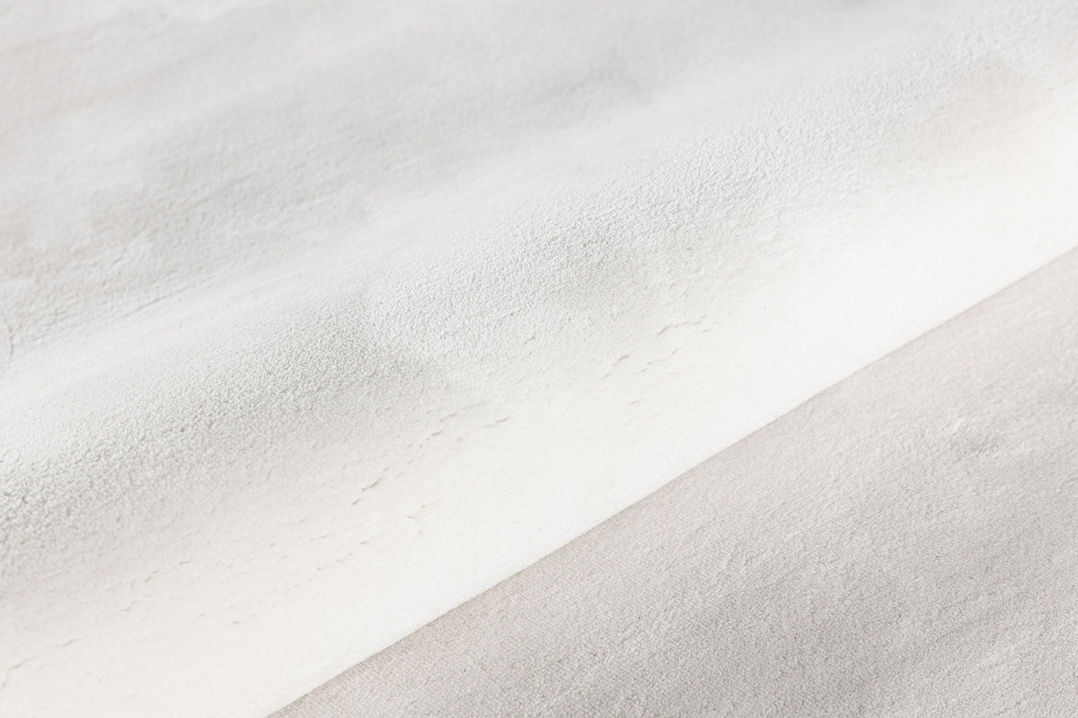 Nixie Teppich in Weiss präsentiert im Onlineshop von KAQTU Design AG. Teppich ist von Venture Home