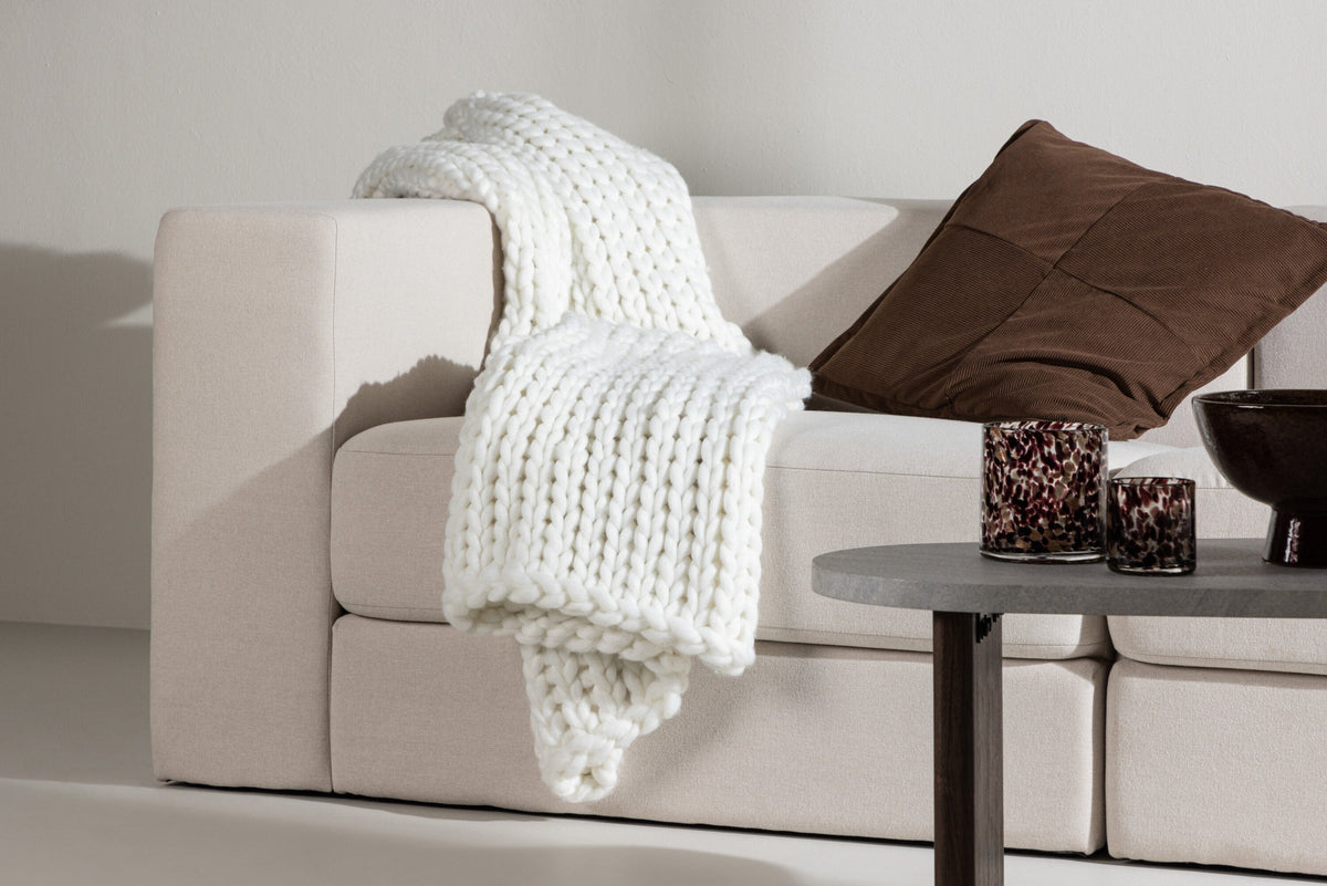 KATE 130x170 Blanket in Weiss präsentiert im Onlineshop von KAQTU Design AG. Wolldecke ist von Venture Home