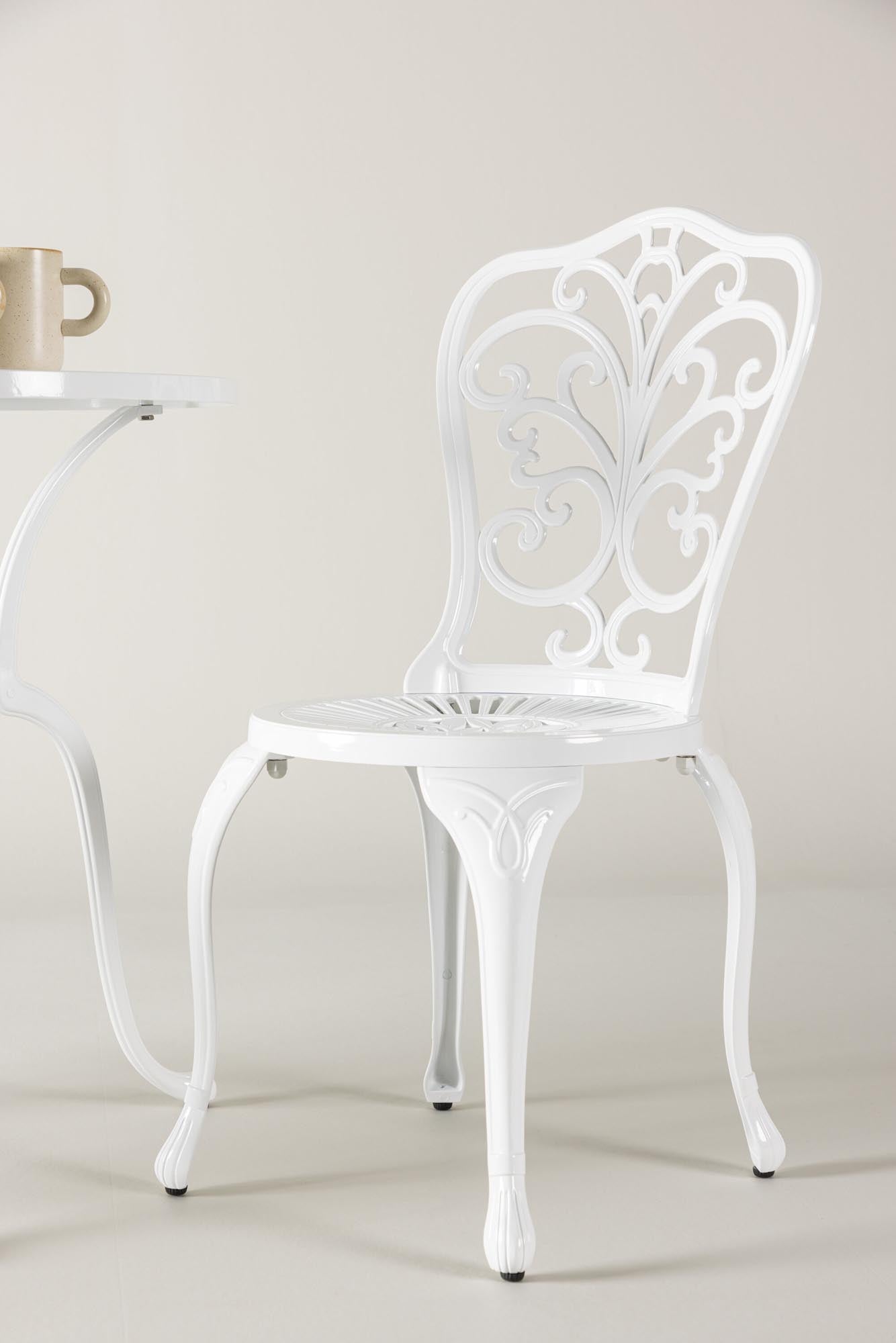 Nandin Tisch Set: Robustes Design für stilvolle Outdoor-Bereiche.